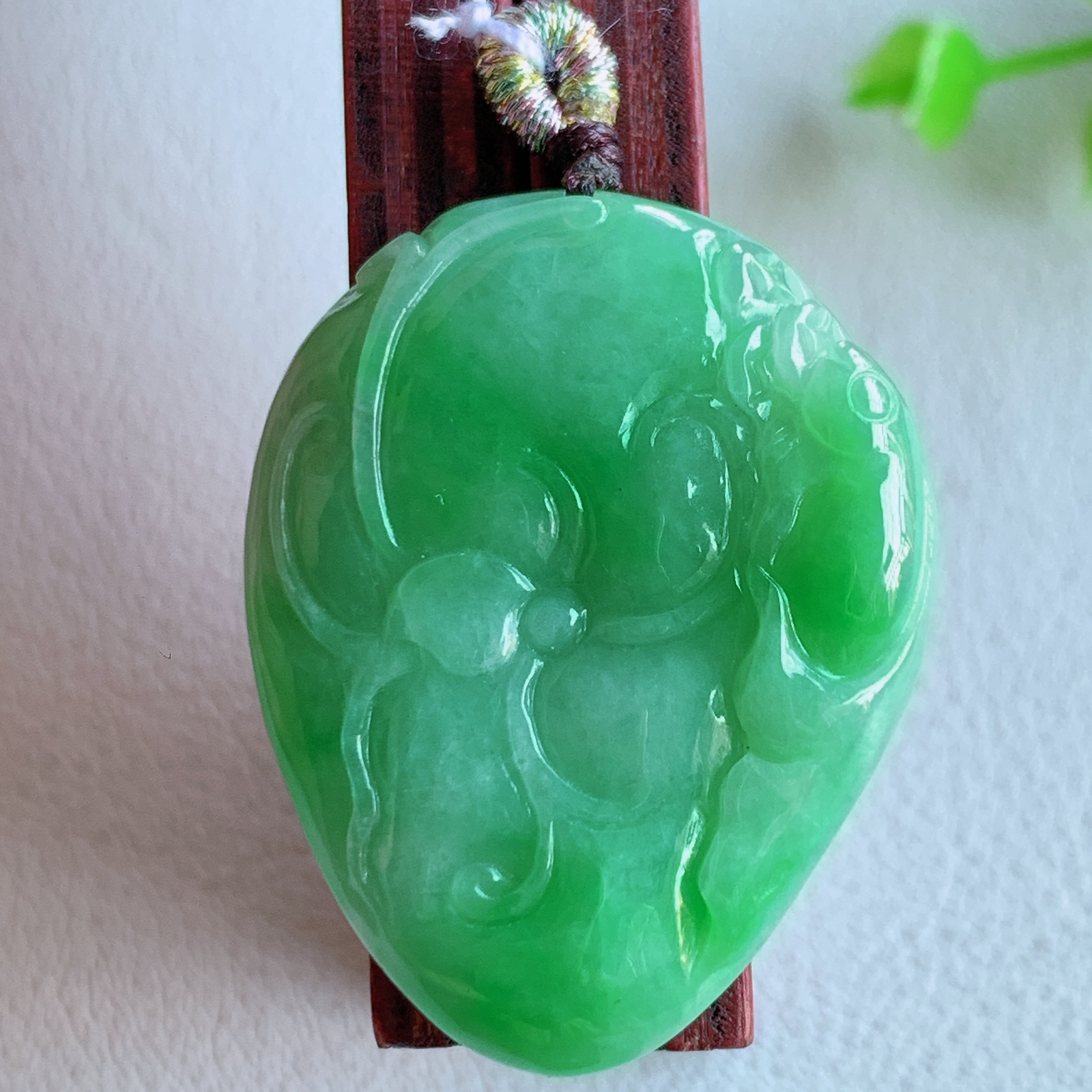 老坑冰润飘花荷叶挂件，种水上乘，冰胶感十足，飘花灵动   盈润通透，颜色清爽干净，高性价比，值得入手。W415.9   尺寸：32.8-26-7mm