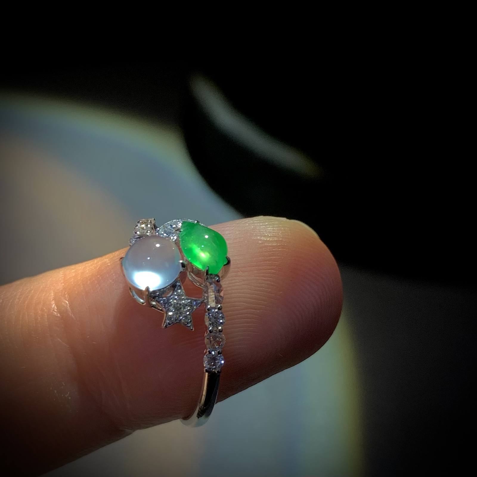 【白日星辉·白绿双拼戒指】，
白裸石约5-4.5-2.5mm，
绿裸石约5.5-3.5-2.5mm，
18K金，南非钻，14#，2.46g
