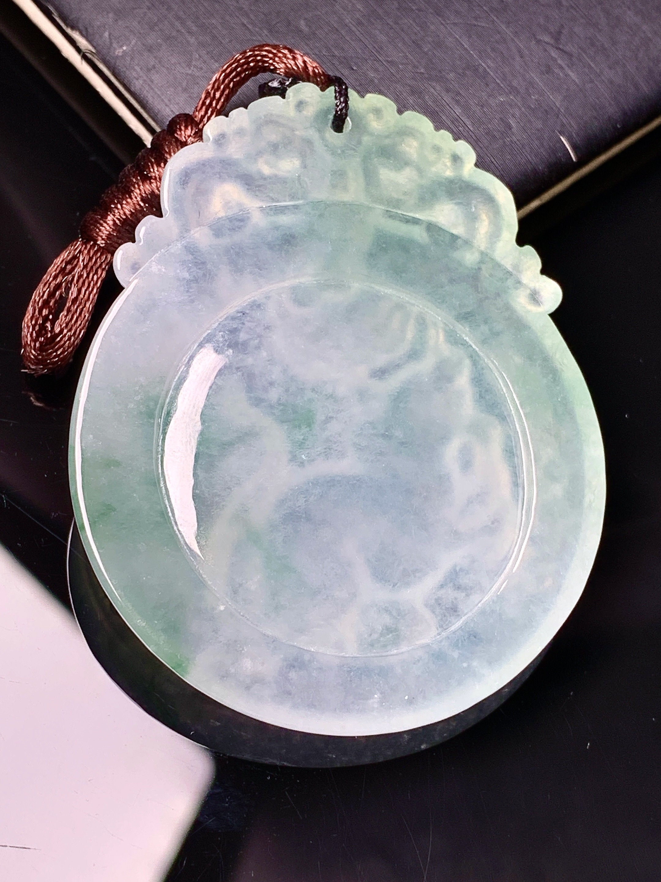 飘绿生肖鼠吊坠 玉质细腻 色泽艳丽清新 水润亮眼 整体尺寸49.8*40.2*5.5 b2
