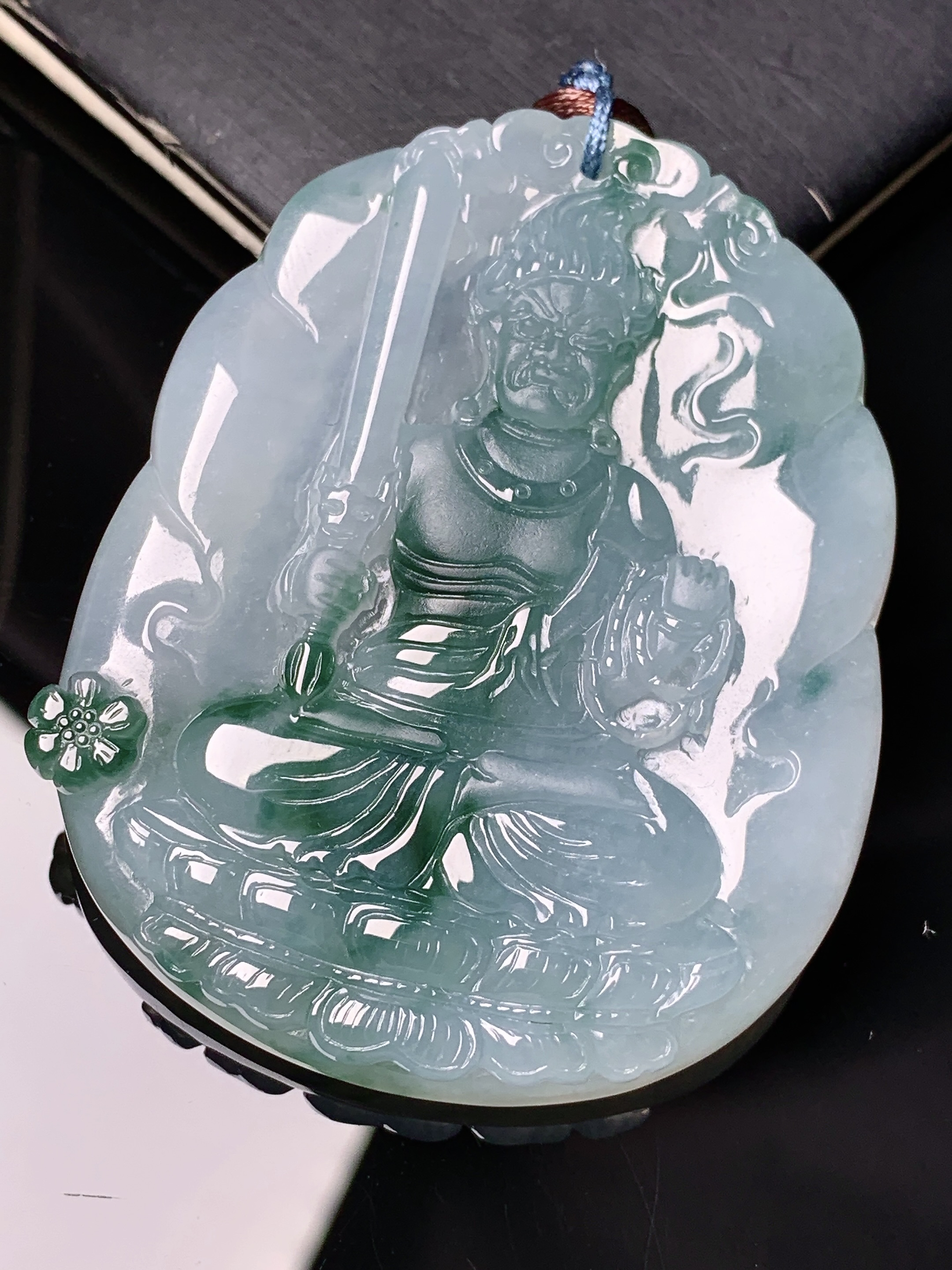 飘绿不动明王吊坠 玉质细腻 色泽艳丽清新 水润亮眼 整体尺寸55*43.8*6.5 b2