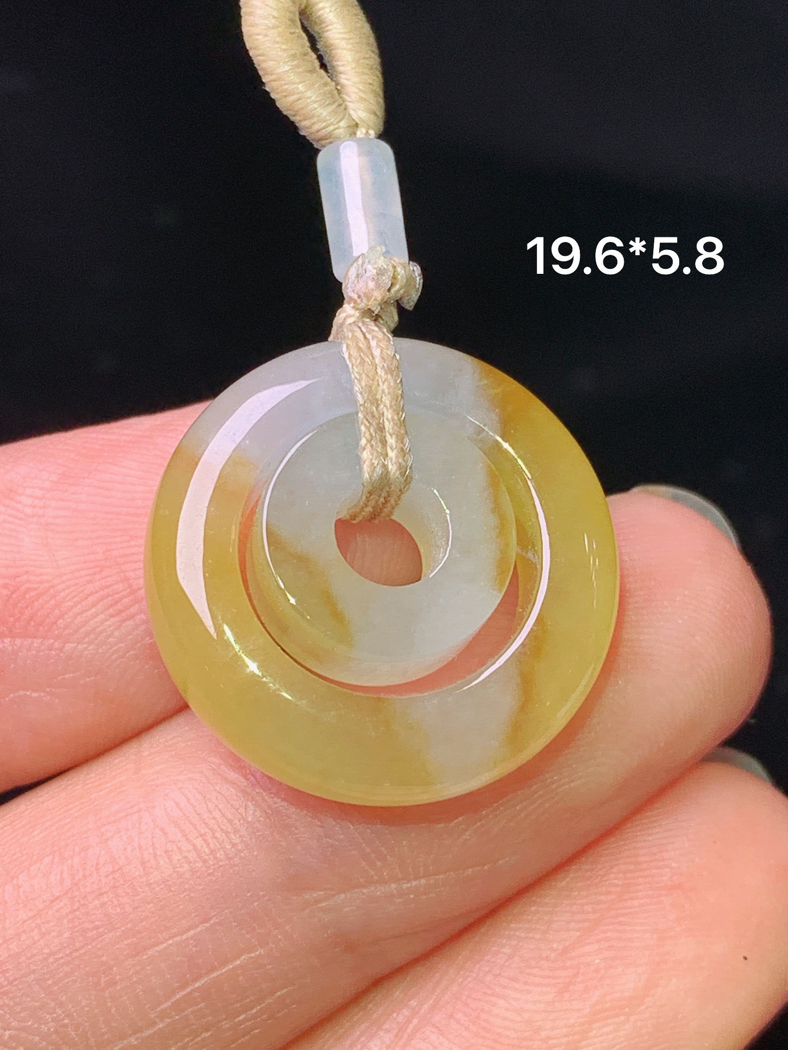 飘黄翡子母环吊坠 玉质细腻 色泽艳丽清新 水润亮眼 整体尺寸19.6*5.8 a8
