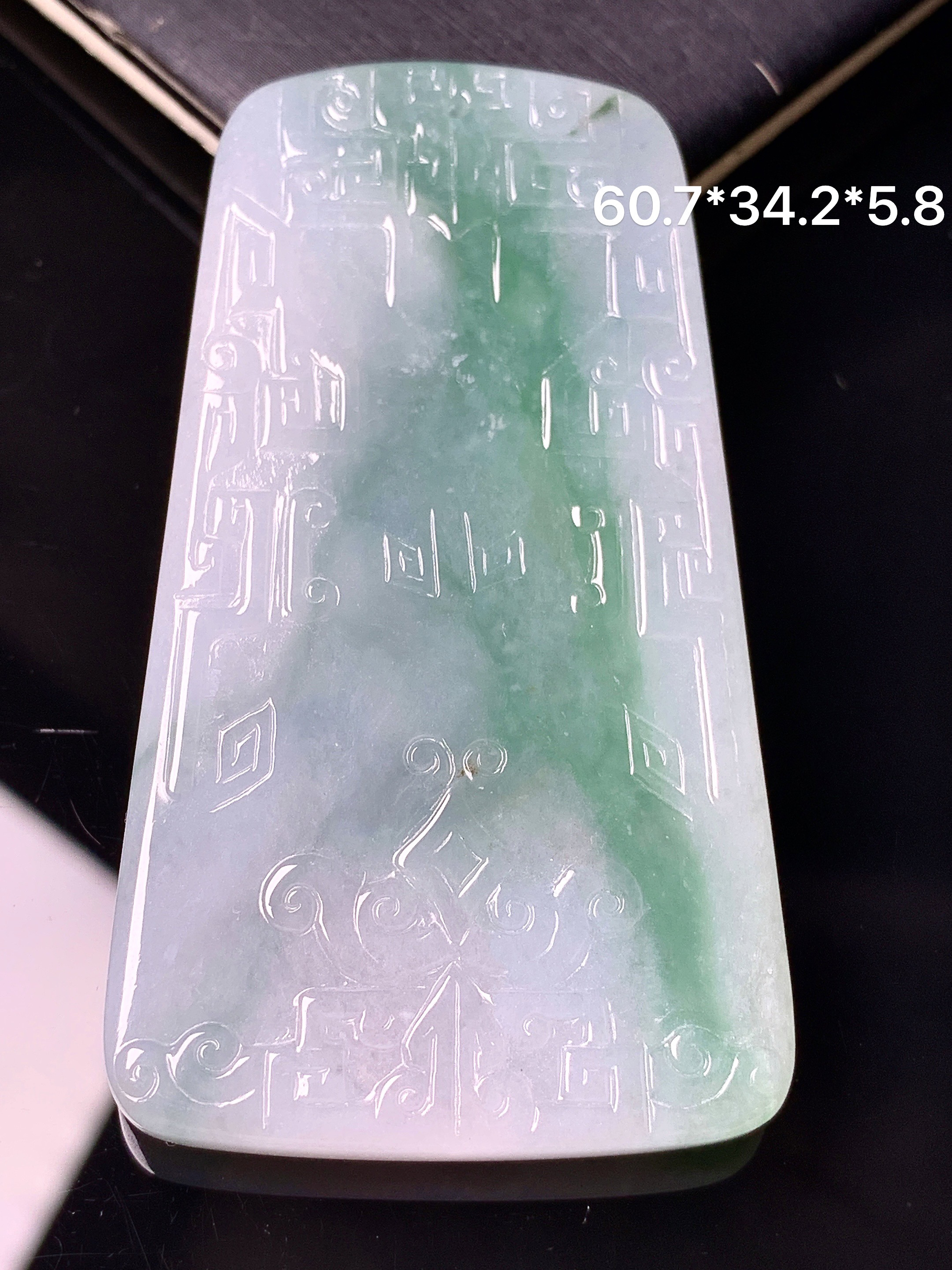 飘绿无事牌吊坠 玉质细腻 色泽艳丽清新 水润亮眼 整体尺寸60.7*34.2*5.8 d1