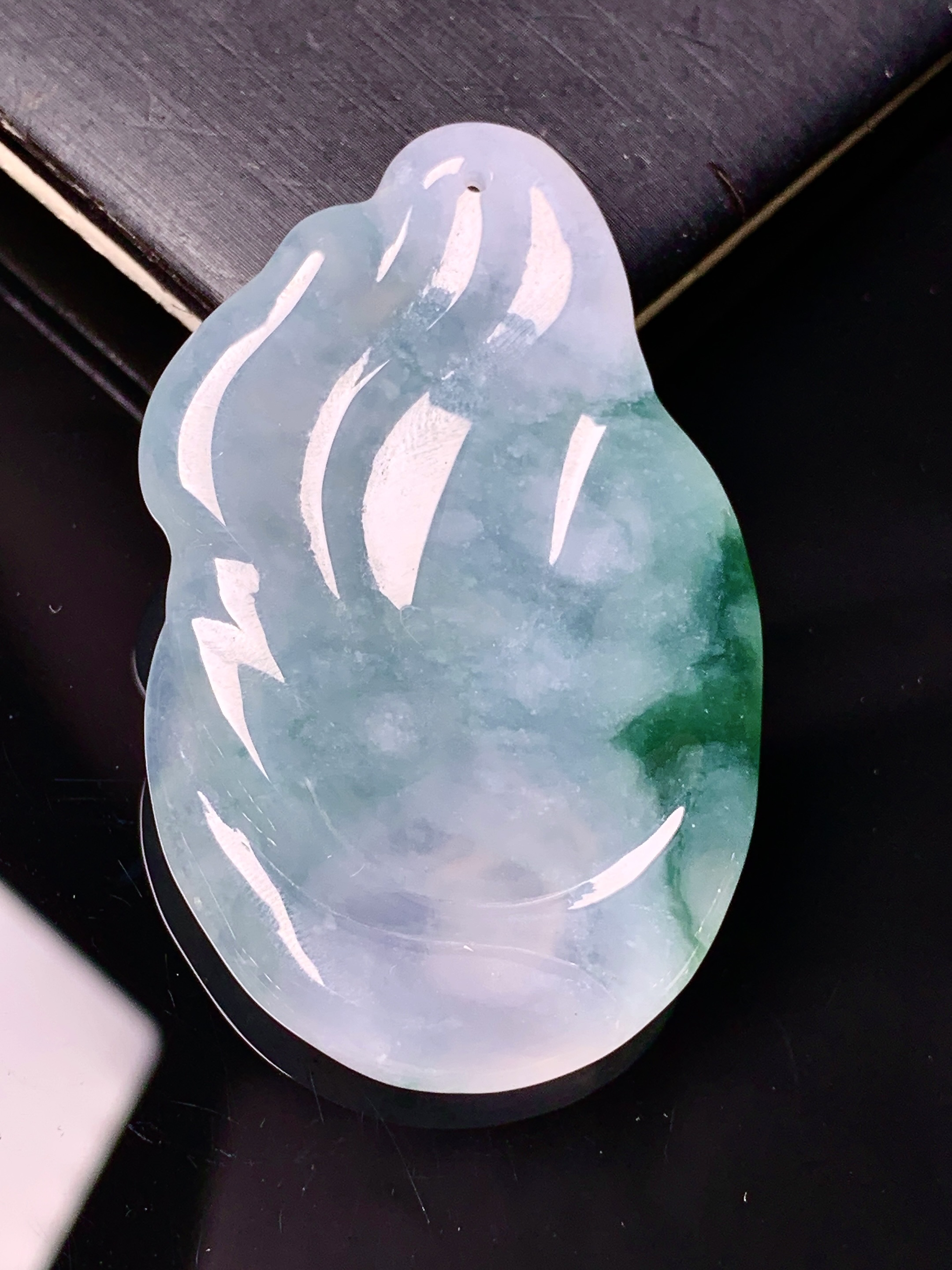 飘绿观音菩萨吊坠 玉质细腻 色泽艳丽清新 水润亮眼 整体尺寸48.3*30*6 h3
