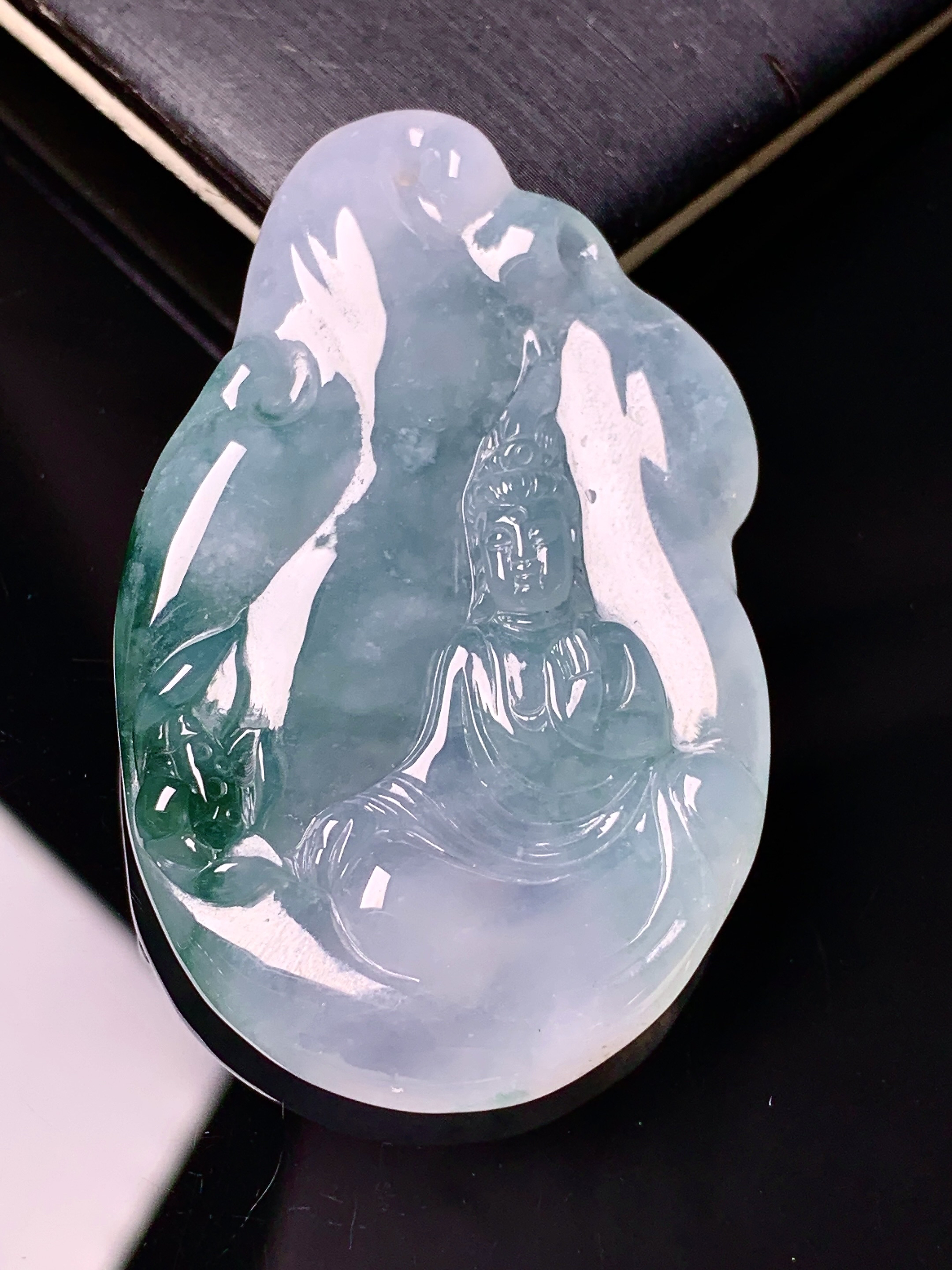 飘绿观音菩萨吊坠 玉质细腻 色泽艳丽清新 水润亮眼 整体尺寸48.3*30*6 h3