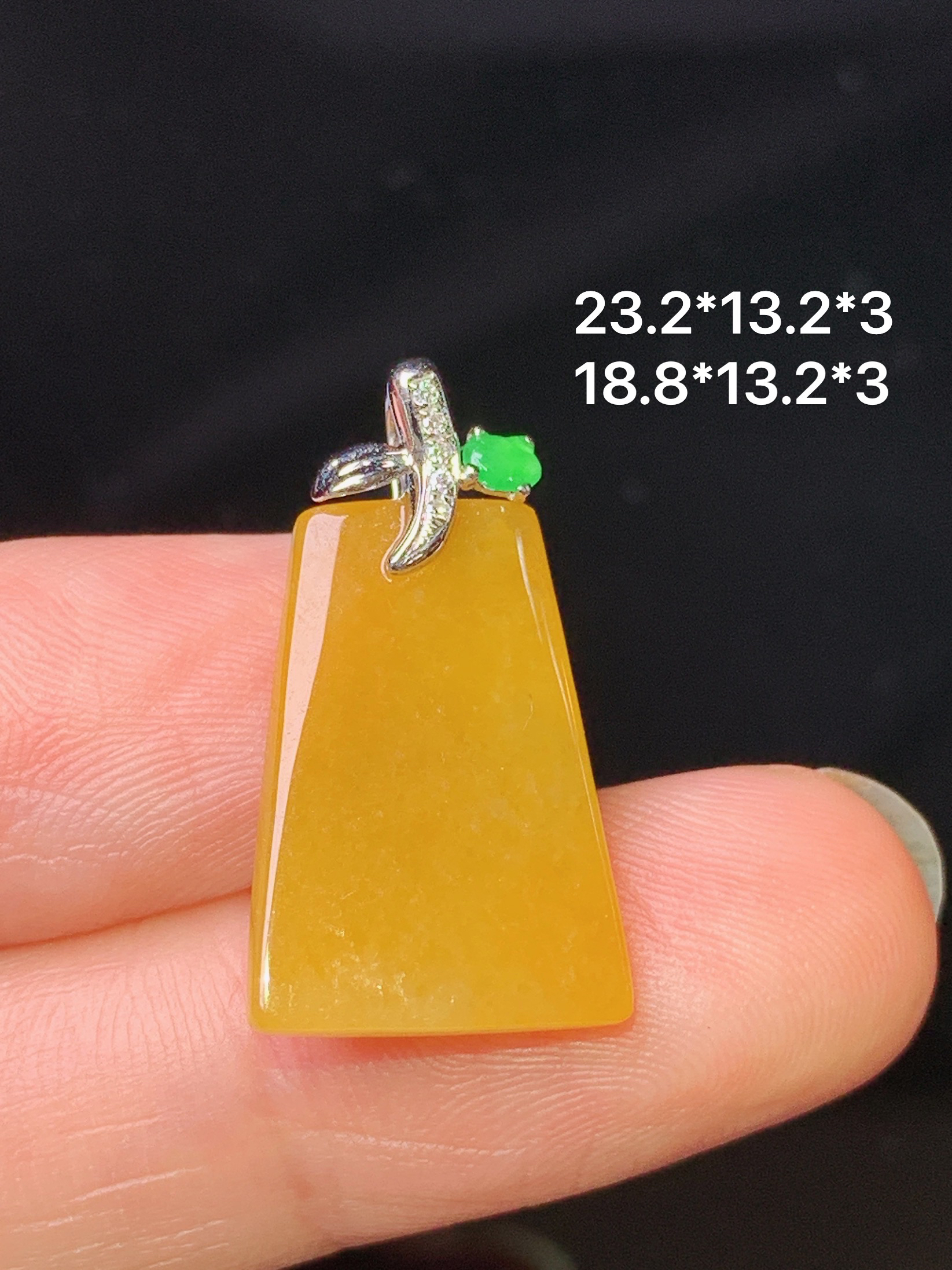 18k金镶嵌黄翡无事牌吊坠 玉质细腻 色泽艳丽清新 水润亮眼 整体尺寸23.2*13.2*3 b1