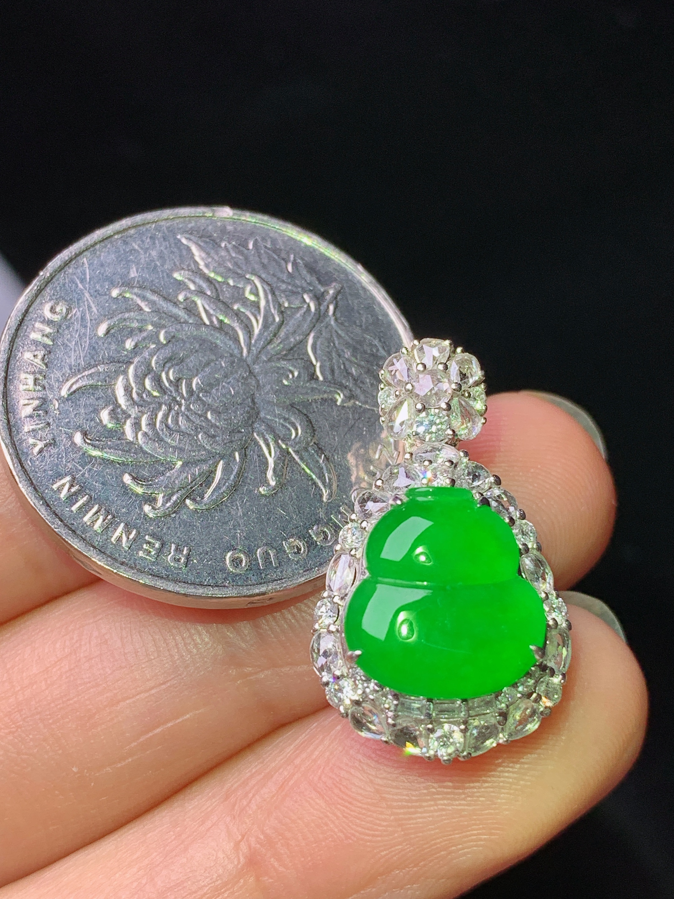 18k金钻镶嵌冰阳绿葫芦吊坠 玉质细腻 色泽艳丽清新 水润亮眼 整体尺寸22.7*13.6*9 m7