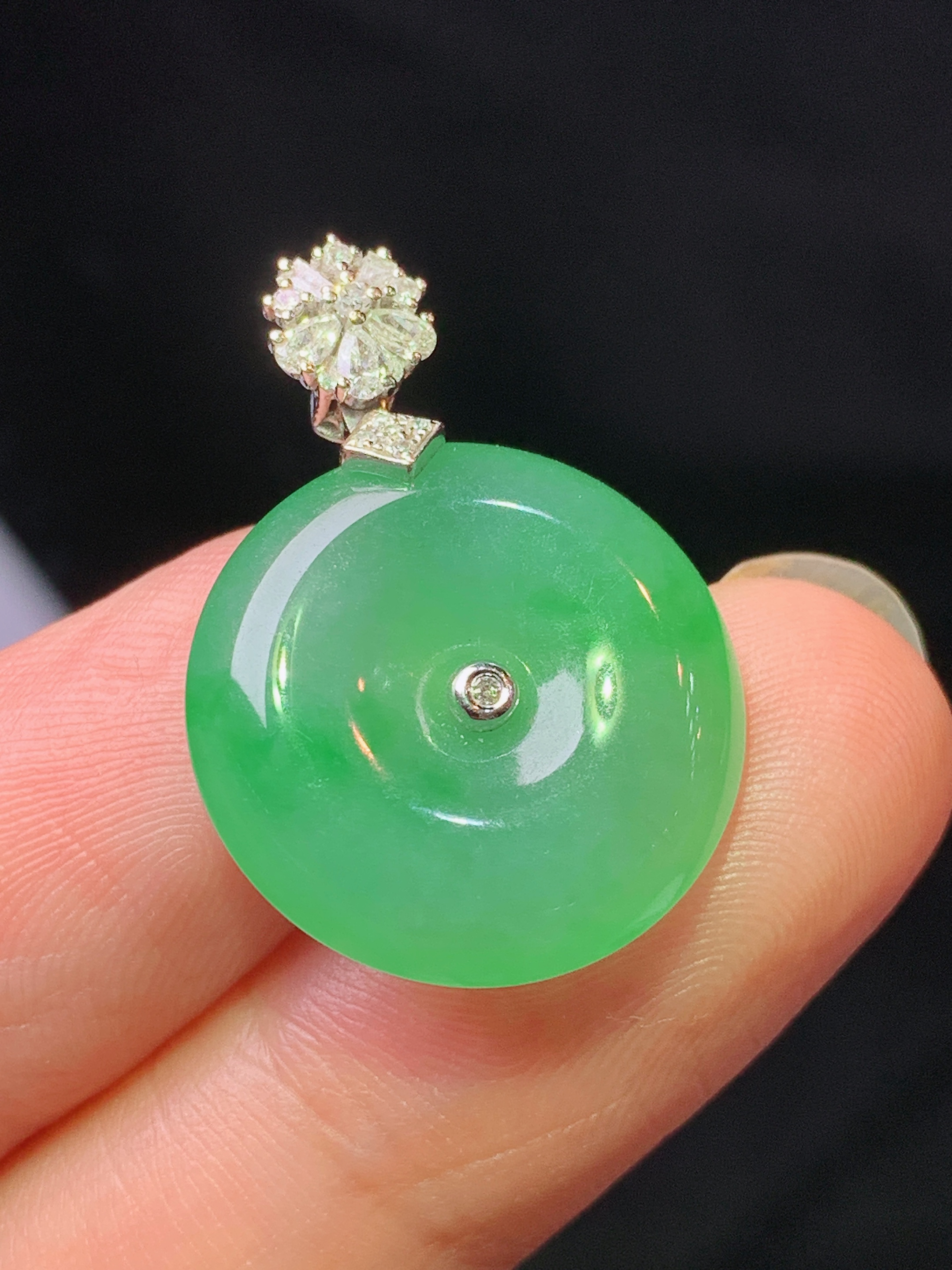 18k金钻镶嵌飘绿平安扣吊坠 玉质细腻 色泽艳丽清新 水润亮眼 整体尺寸25*17.7*5 f4