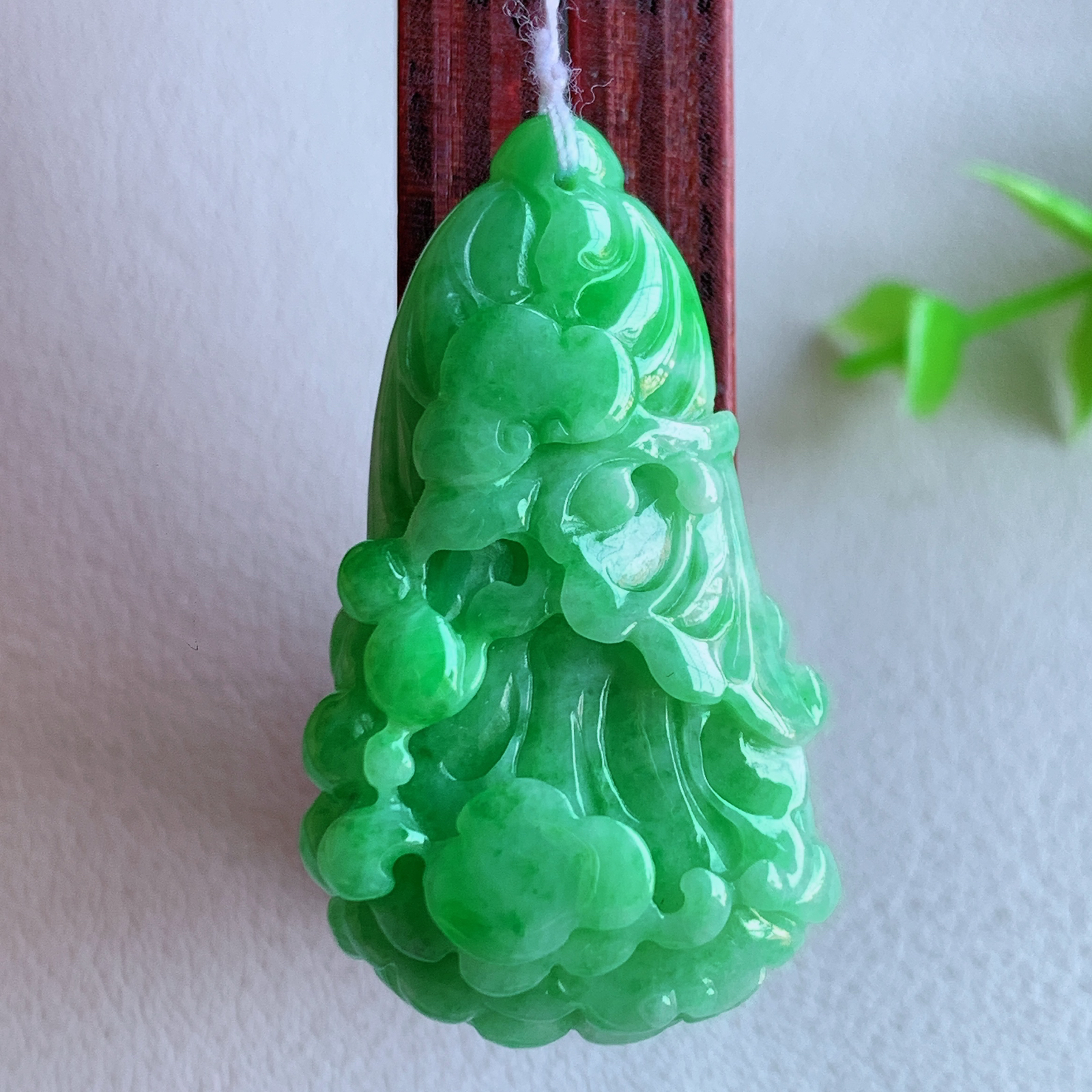 冰润满绿白菜吊坠  玉质细腻，巧雕白菜，叶脉纹理细密，饱和紧密;茎叶粗壮有力，白菜”音通“百财”，“玉”通“遇”，合起来就是“遇百财”之意，寄予事业生活中财源广进，一帆风顺 W415.9 尺寸：36.6-21-10.8mm