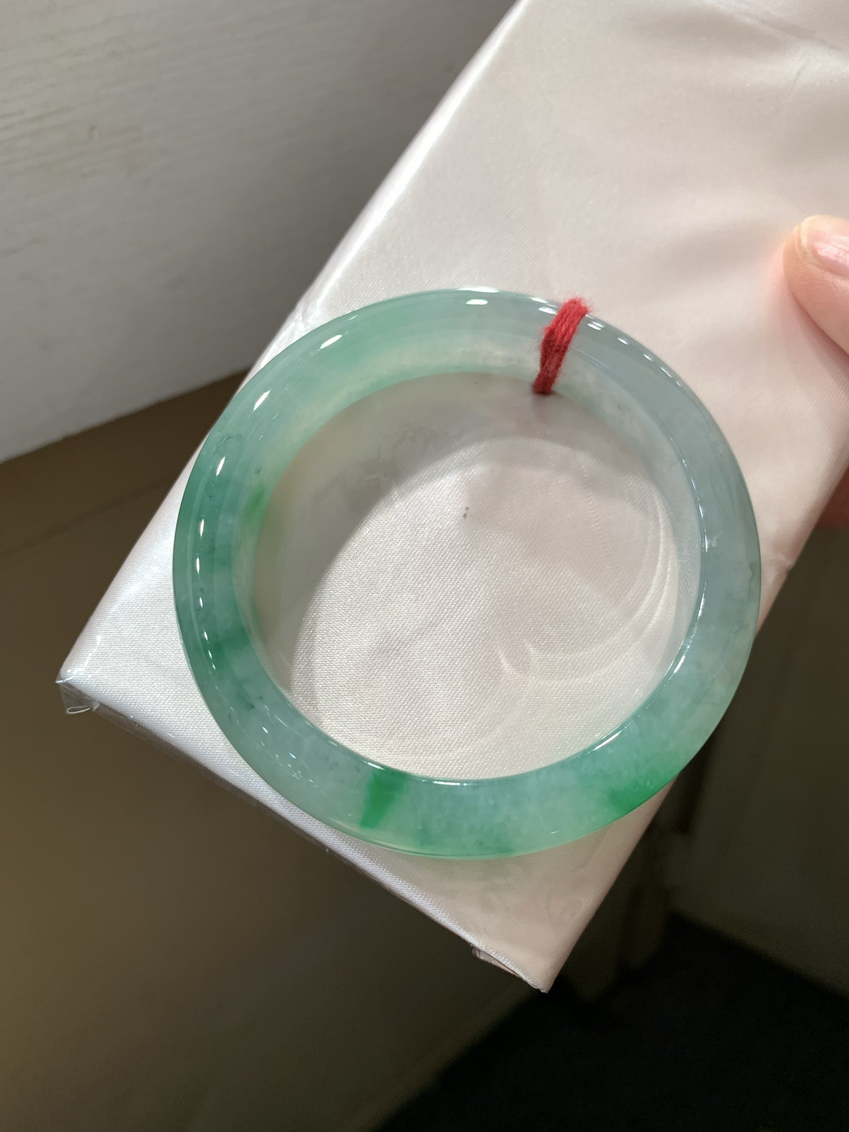 尺寸54.9/12.5/8.7，冰飘绿手镯
水润细腻 清新甜美