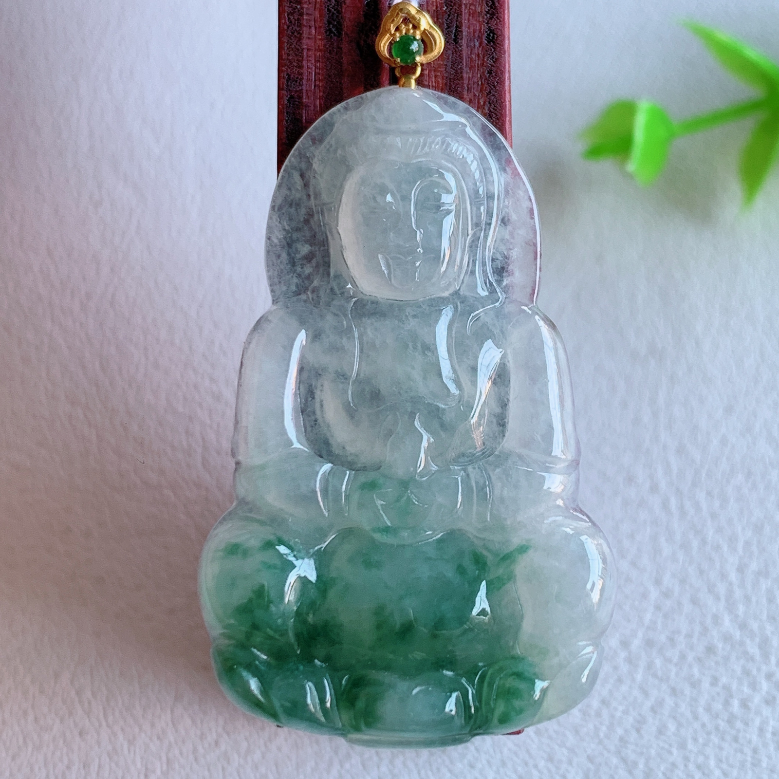 18k金扣冰润精雕飘花观音吊坠，法相端庄大气，工艺精湛，种色浓郁，细腻饱满冰润，种老水足，收藏佳品，佩戴大气  W415.9  整体尺寸：43.5-24-3.6mm  裸石尺寸：38.5-24-3.6mm