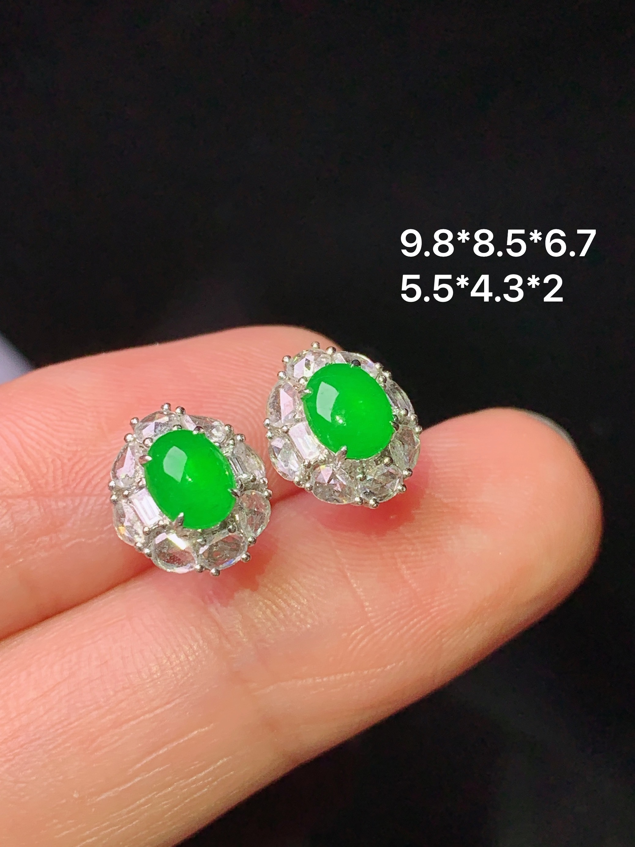 18k金钻镶嵌阳绿蛋面耳钉 玉质细腻 色泽艳丽清新 水润亮眼 整体尺寸9.8*8.5*6.7 m7