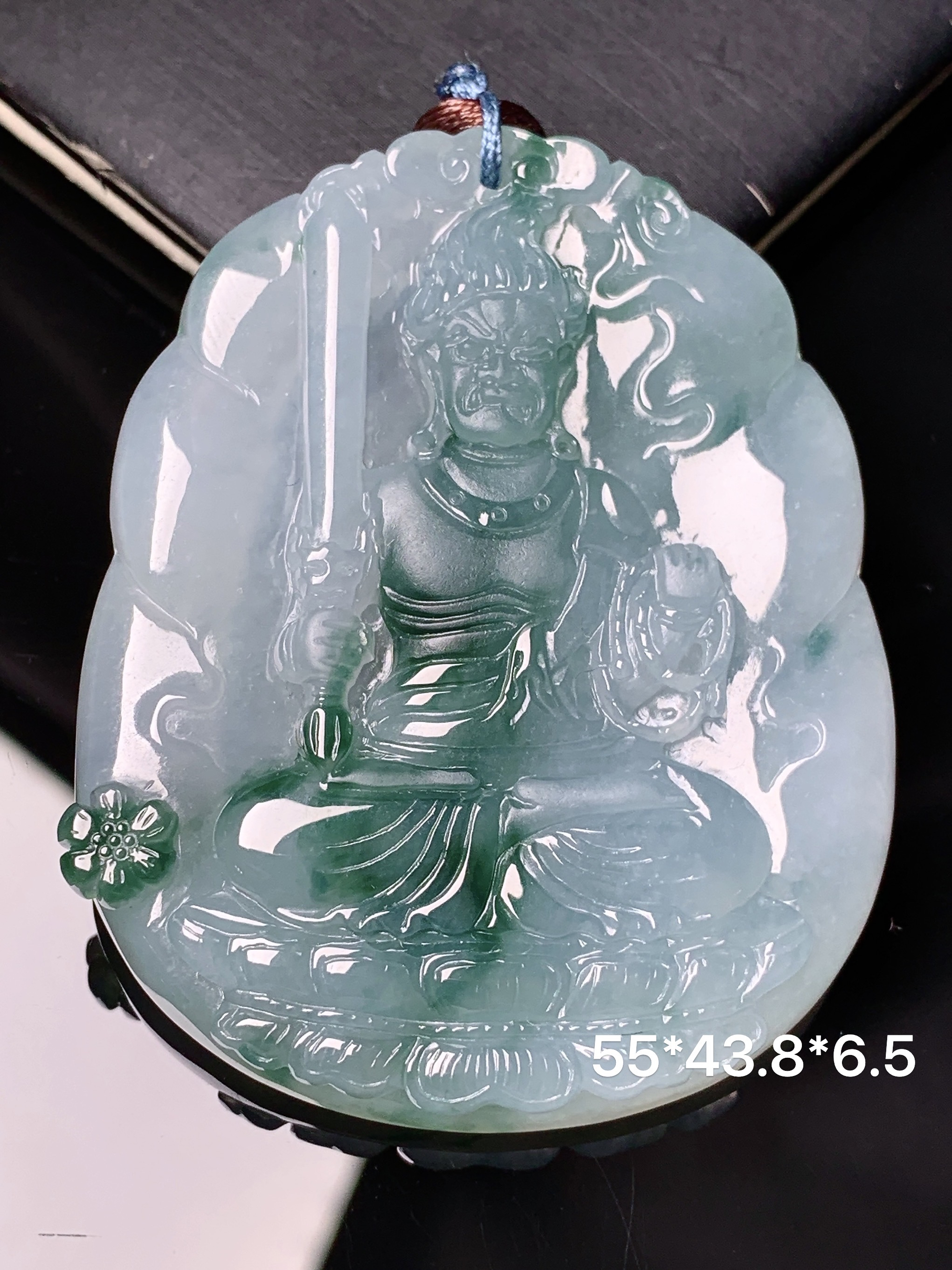 飘绿不动明王吊坠 玉质细腻 色泽艳丽清新 水润亮眼 整体尺寸55*43.8*6.5 b2