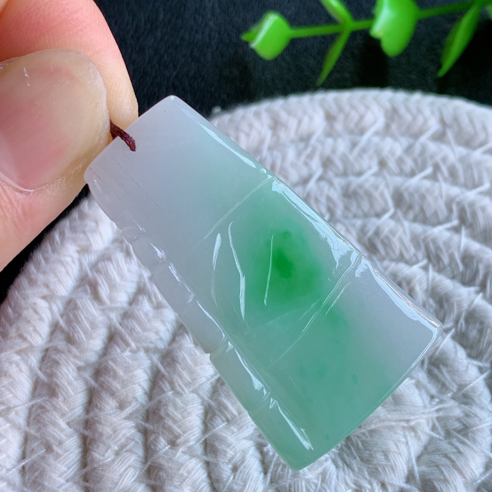 冰润飘绿竹节翡翠吊坠，寓意“节节高升，官运亨通，前程似锦”竹节比喻美好品德，君子比德于玉，清秀高雅  W415.9 尺寸：43.3-24.5-4.2mm