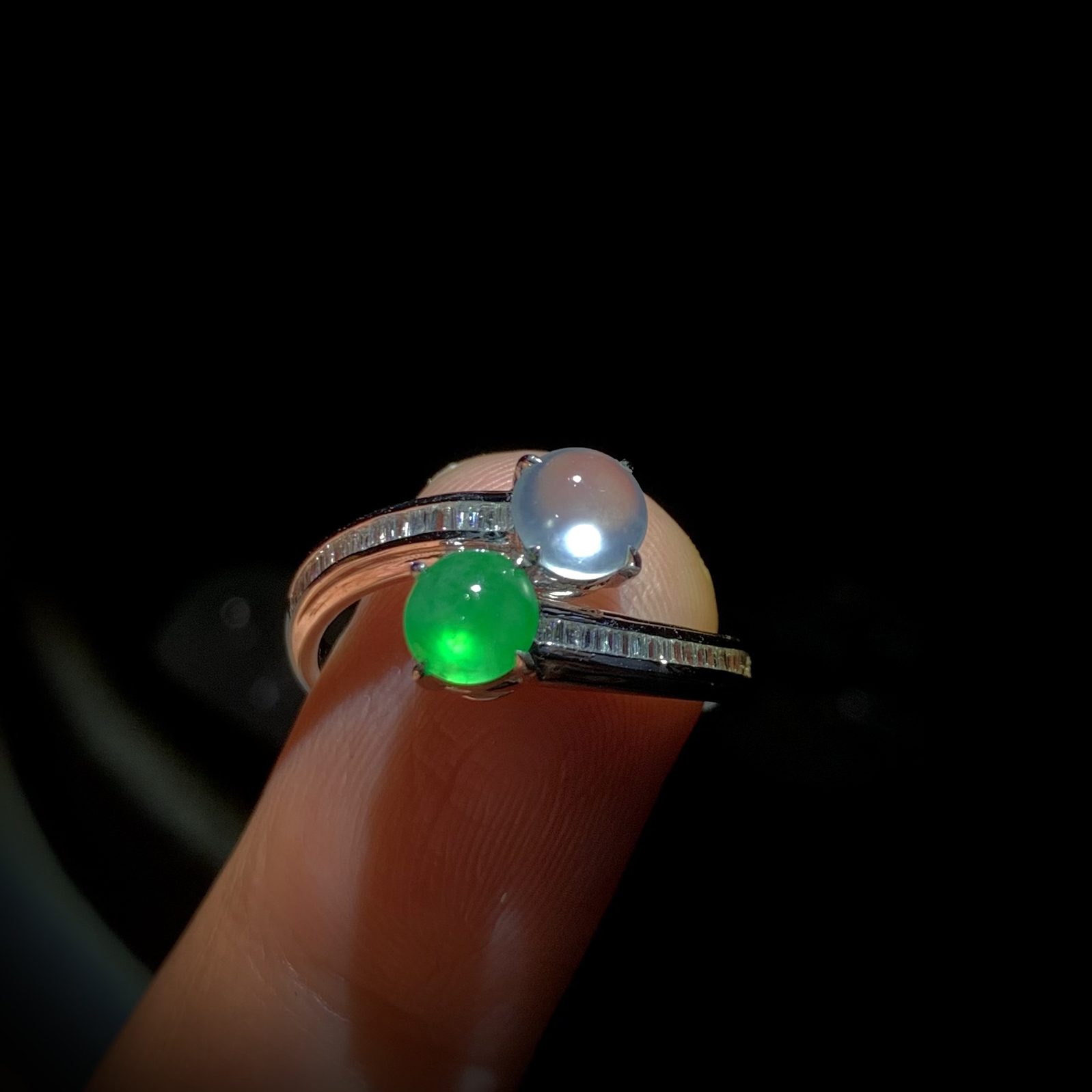 【双向奔赴·双拼女款戒指】
白蛋裸石约5-5-2.5mm，
绿蛋裸石约5-4.8-2.5mm，
14