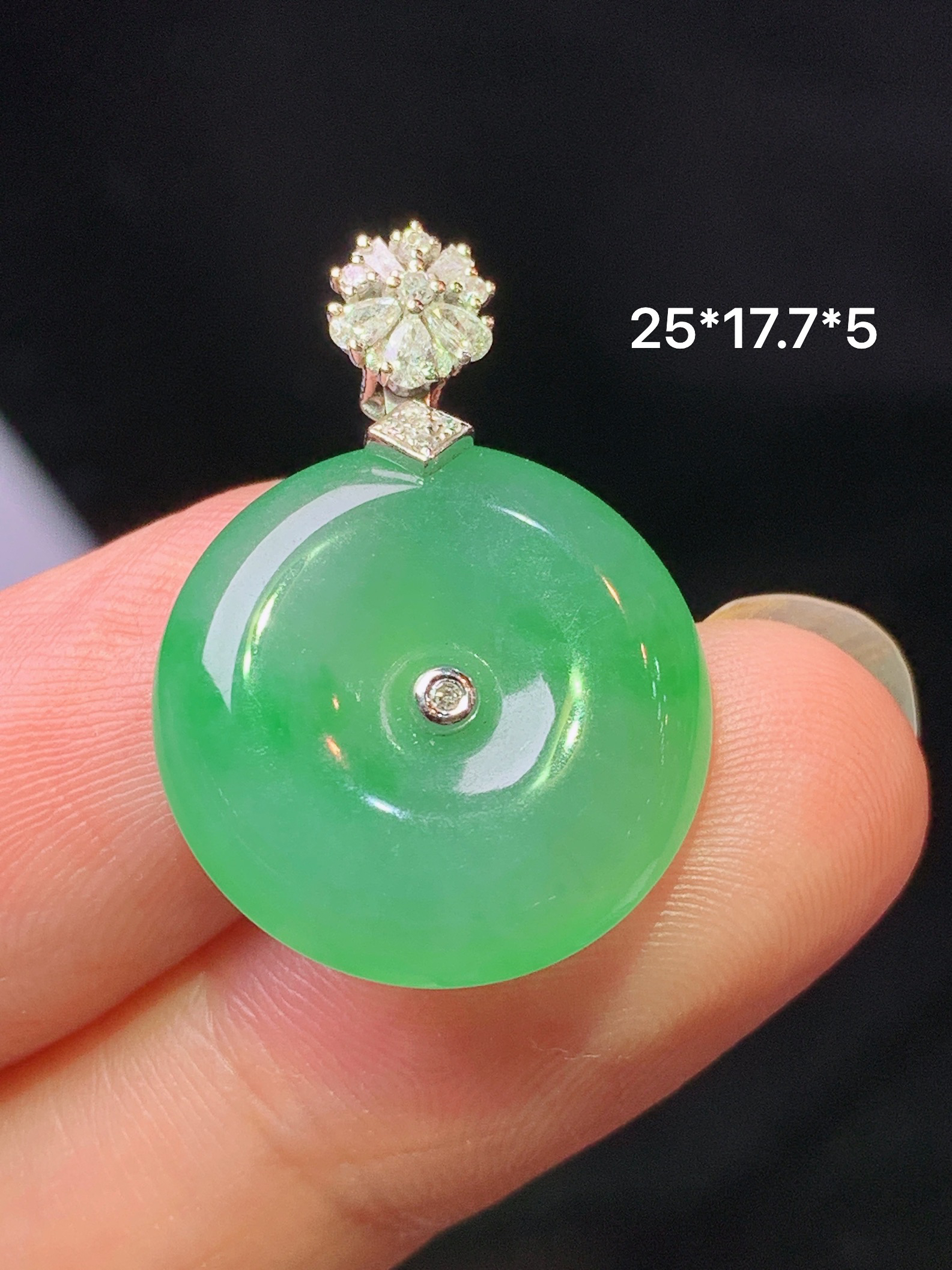 18k金钻镶嵌飘绿平安扣吊坠 玉质细腻 色泽艳丽清新 水润亮眼 整体尺寸25*17.7*5 f4