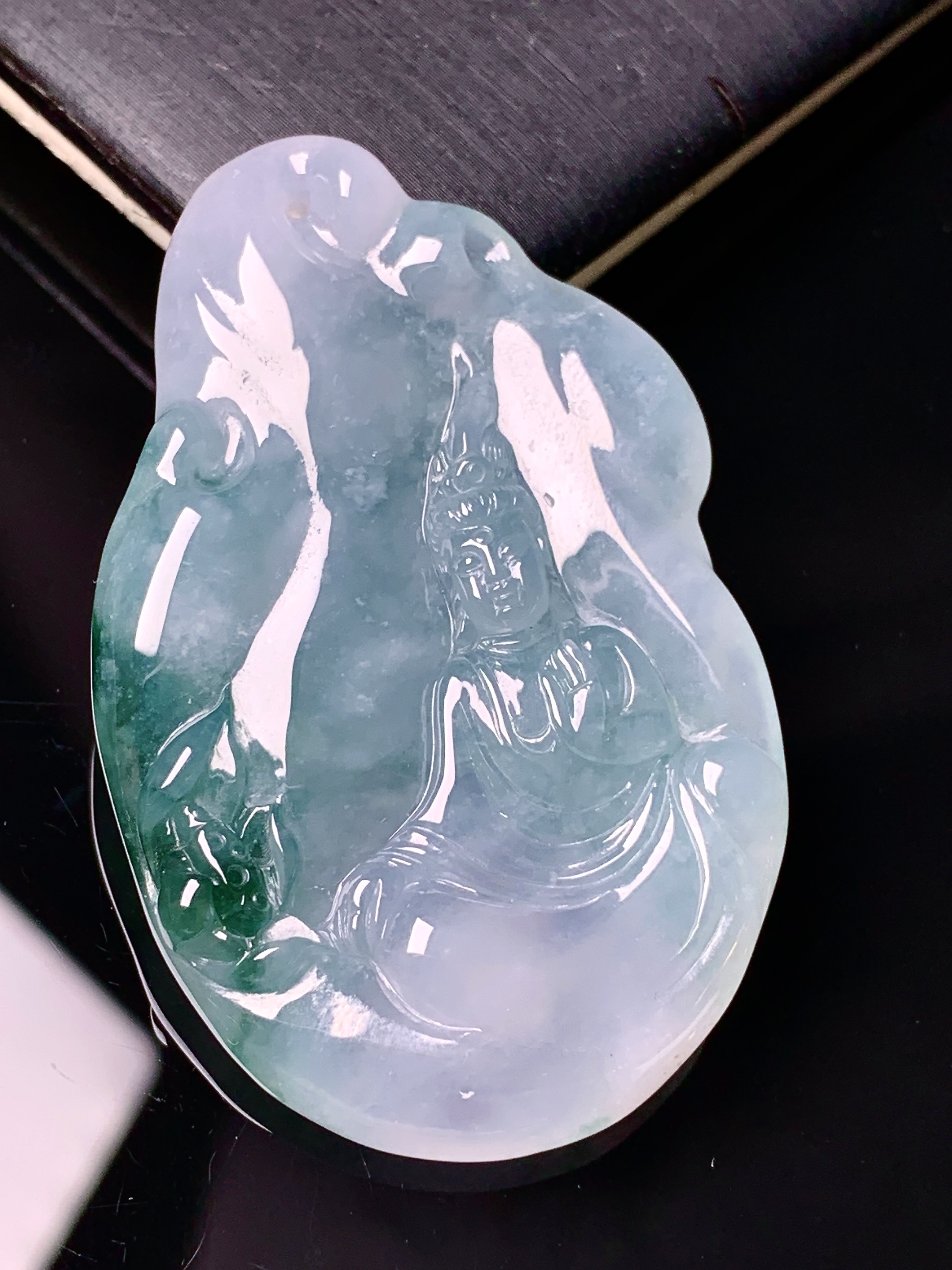 飘绿观音菩萨吊坠 玉质细腻 色泽艳丽清新 水润亮眼 整体尺寸48.3*30*6 h3