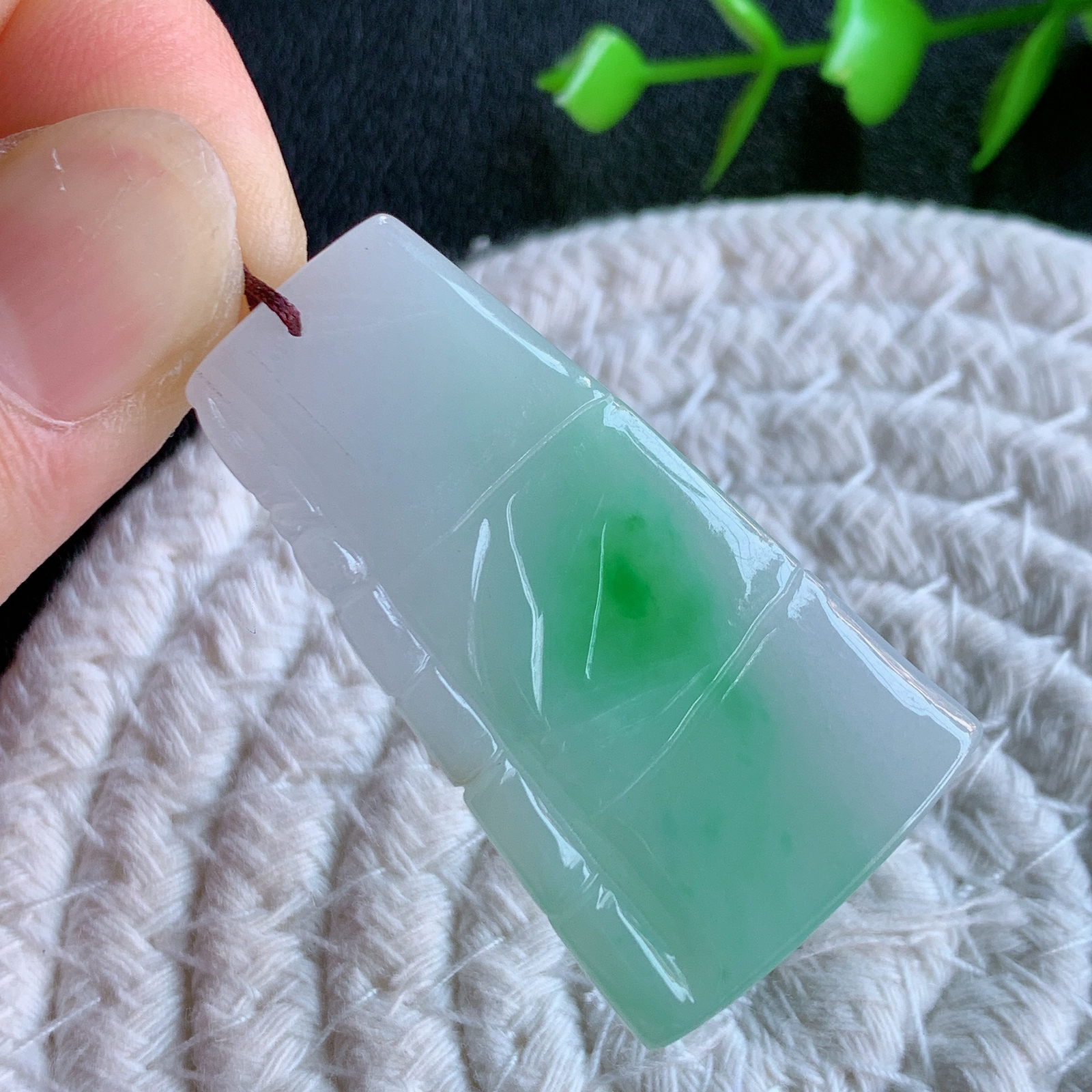 冰润飘绿竹节翡翠吊坠，寓意“节节高升，官运亨通，前程似锦”竹节比喻美好品德，君子比德于玉，清秀高雅  W415.9 尺寸：43.3-24.5-4.2mm