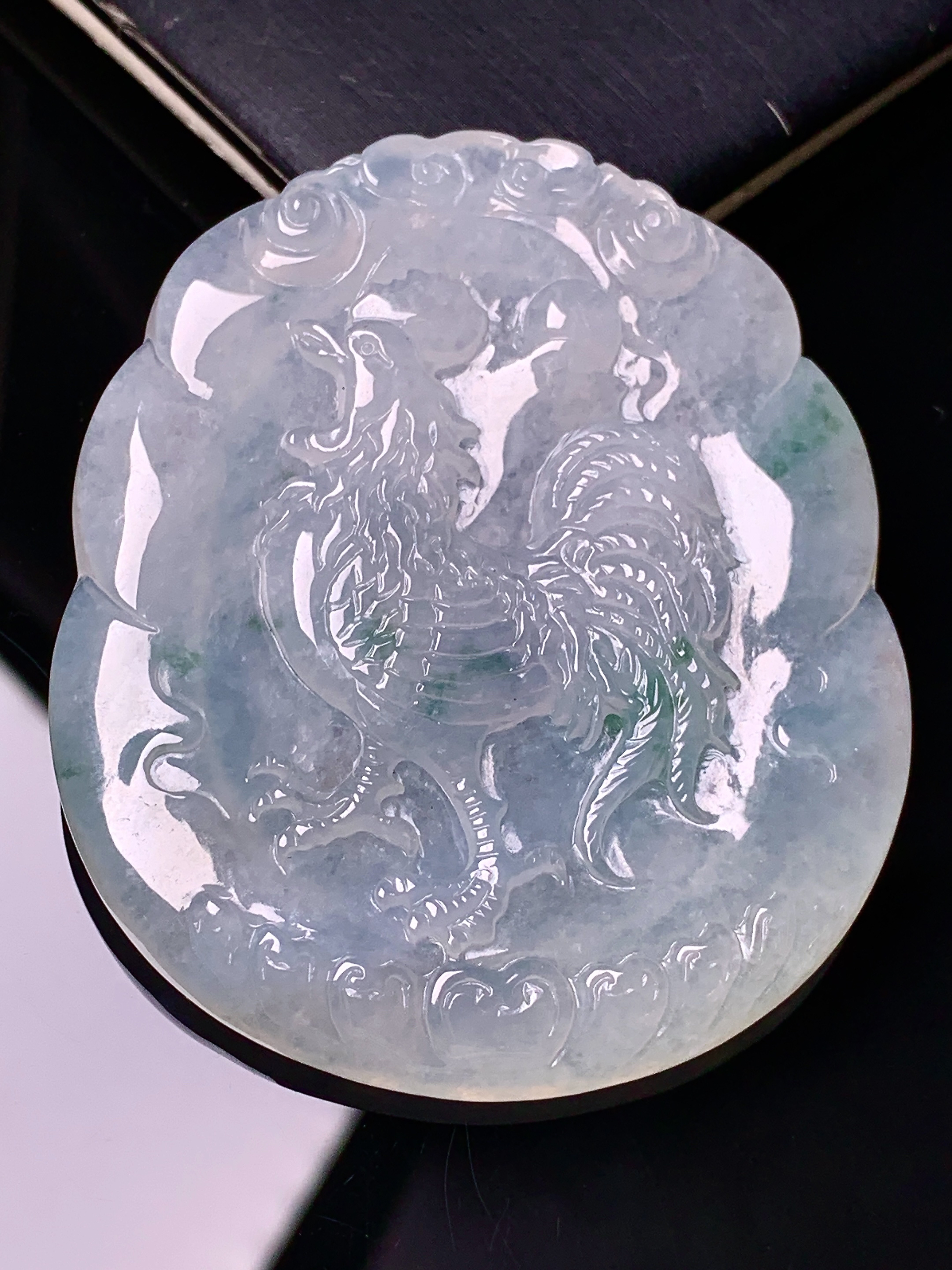 飘绿生肖鸡吊坠 玉质细腻 色泽艳丽清新 水润亮眼 整体尺寸55*46.8*5.8 b2