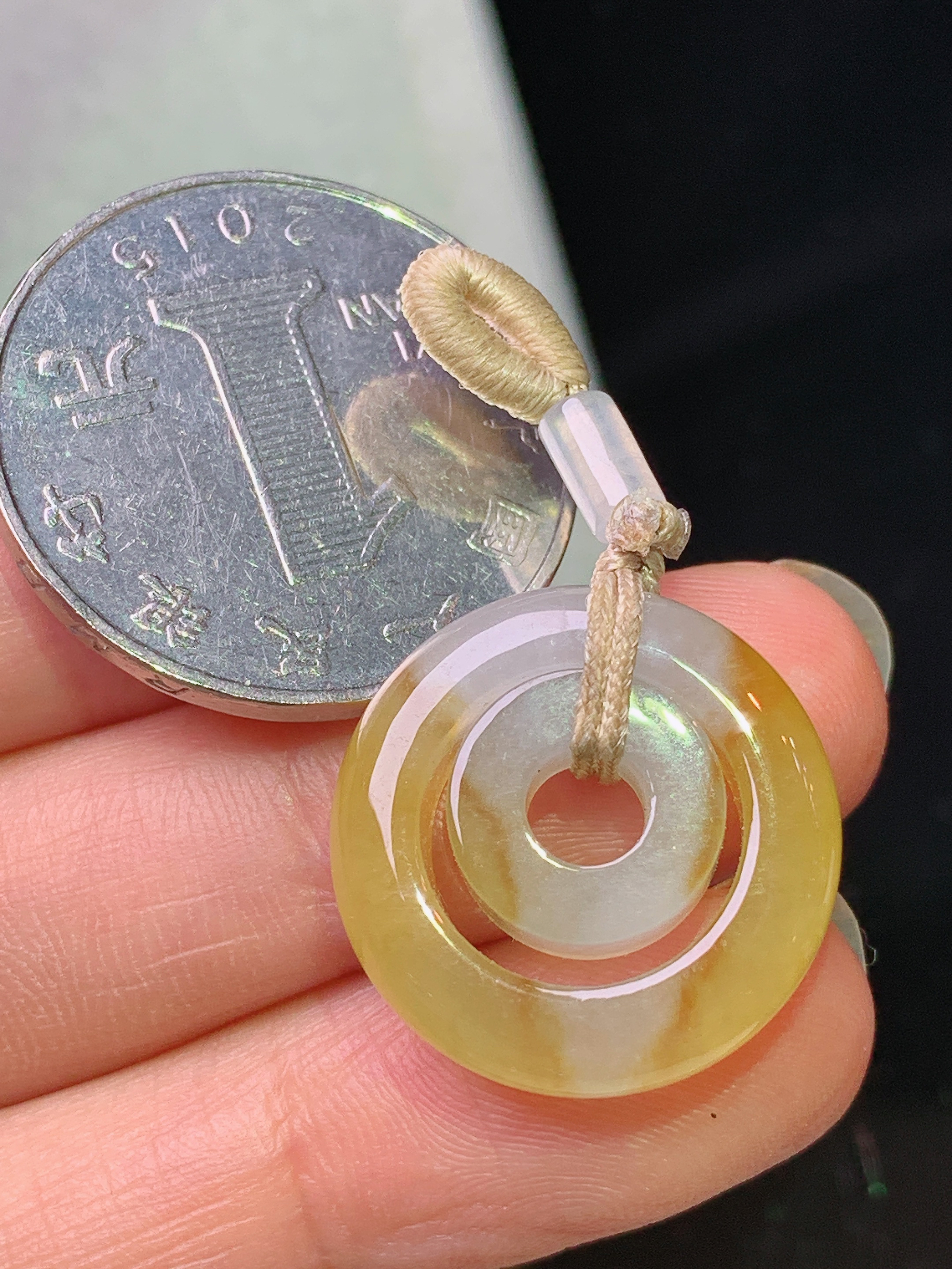 飘黄翡子母环吊坠 玉质细腻 色泽艳丽清新 水润亮眼 整体尺寸19.6*5.8 a8