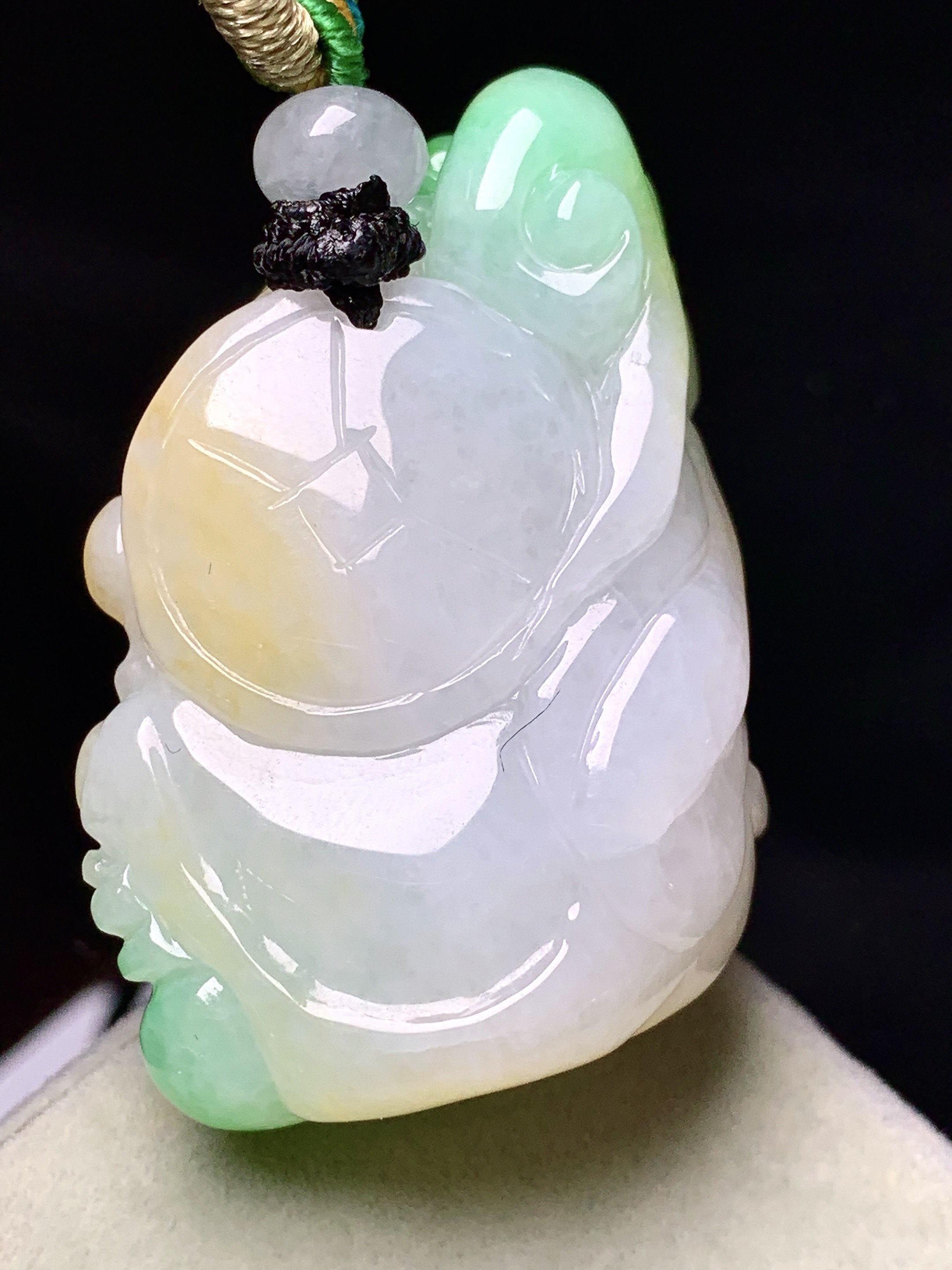 飘绿财神吊坠 玉质细腻 色泽艳丽清新 水润亮眼 整体尺寸43*26.5*17.7 w1