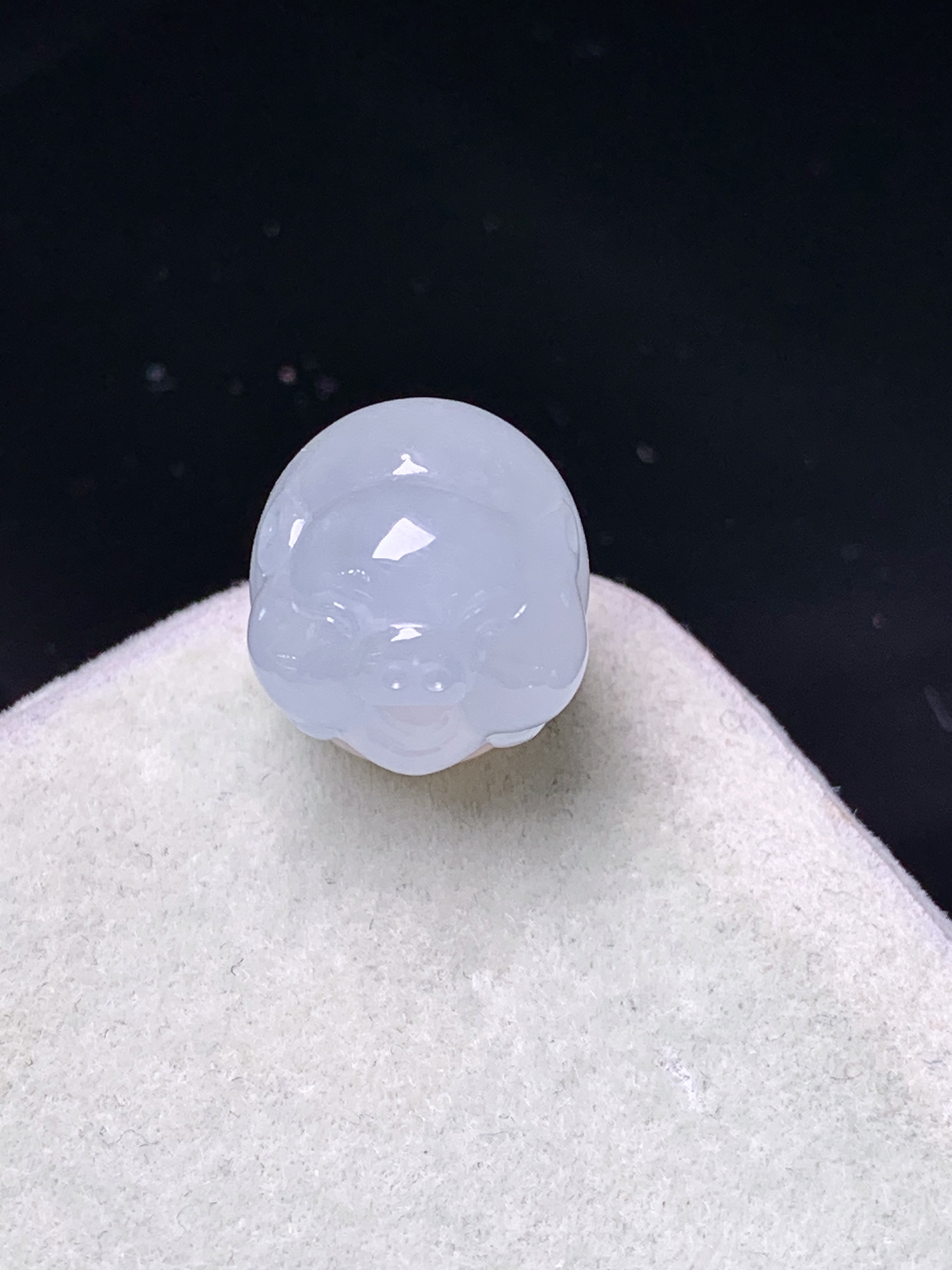 冰种生肖猪吊坠 玉质细腻 色泽艳丽清新 水润亮眼 整体尺寸13.6*12.5*11.5 z2