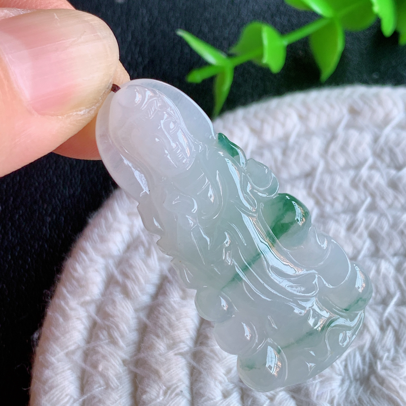冰润精雕飘花观音吊坠，法相端庄大气，工艺精湛，种色浓郁，细腻饱满冰润，种老水足，收藏佳品，佩戴大气  W415.9 尺寸：44.5-21.8-6mm