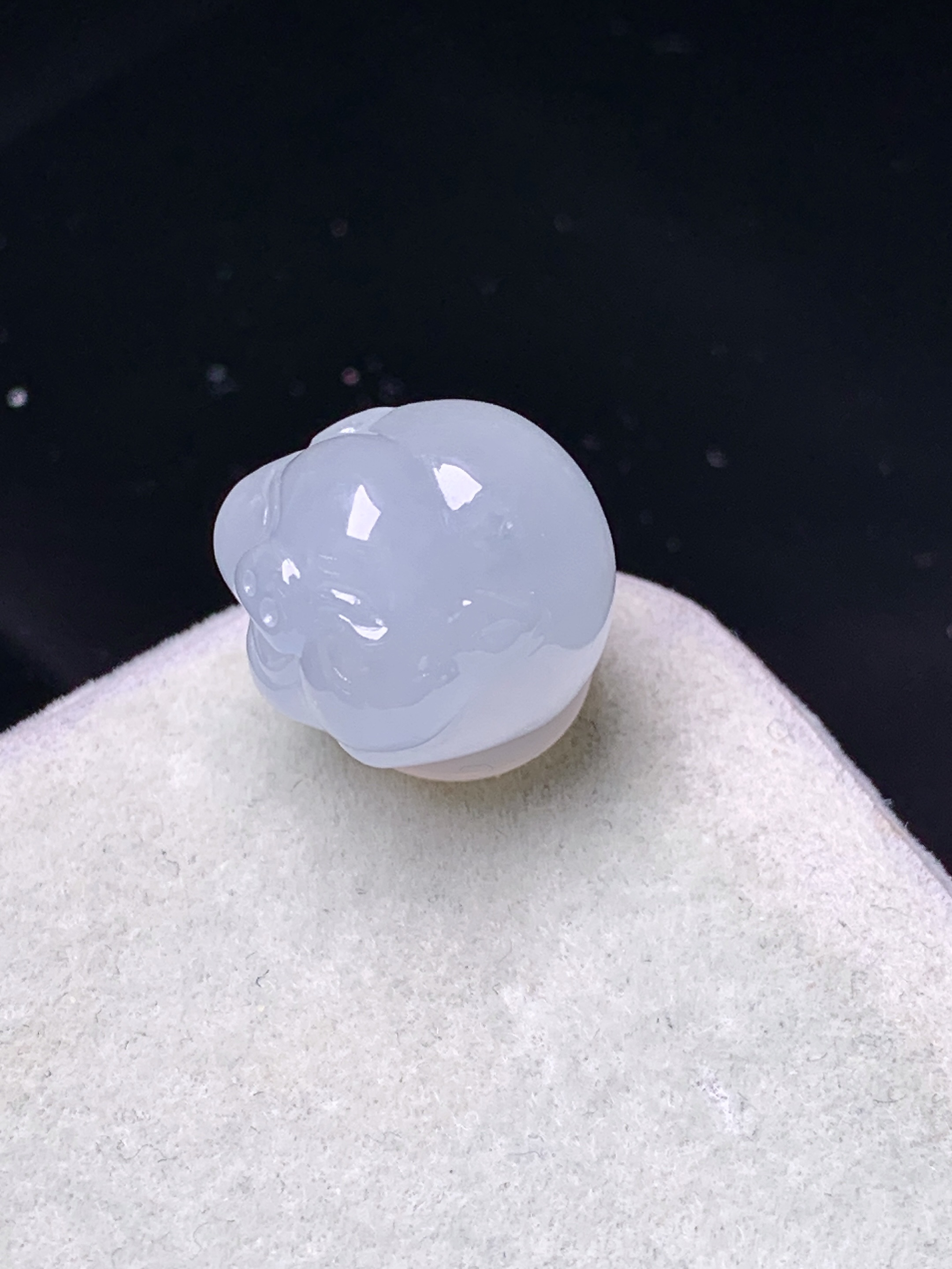 冰种生肖猪吊坠 玉质细腻 色泽艳丽清新 水润亮眼 整体尺寸13.6*12.5*11.5 z2