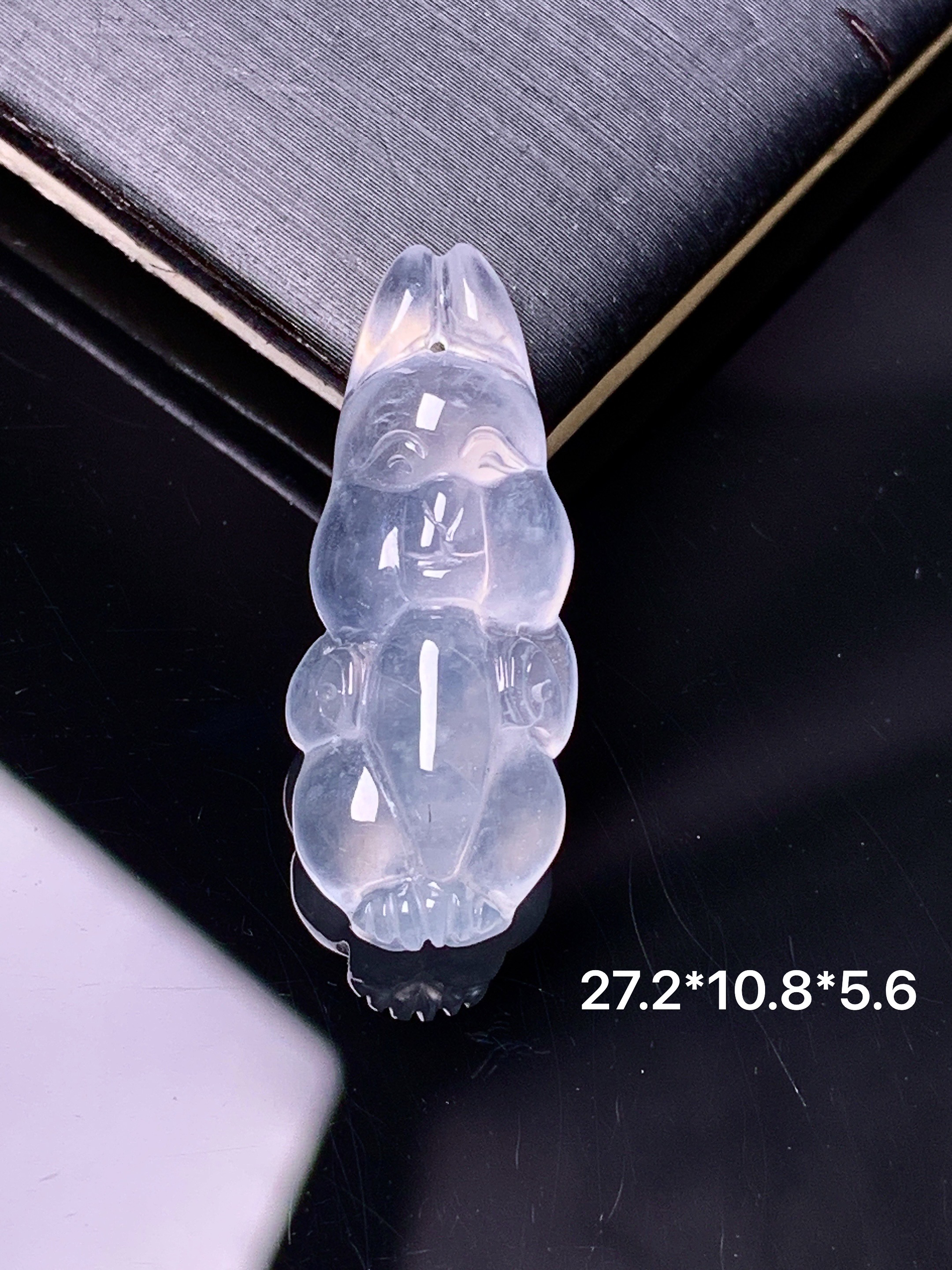 冰种兔子吊坠 玉质细腻 色泽艳丽清新 水润亮眼 整体尺寸27.2*10.8*5.6 z2