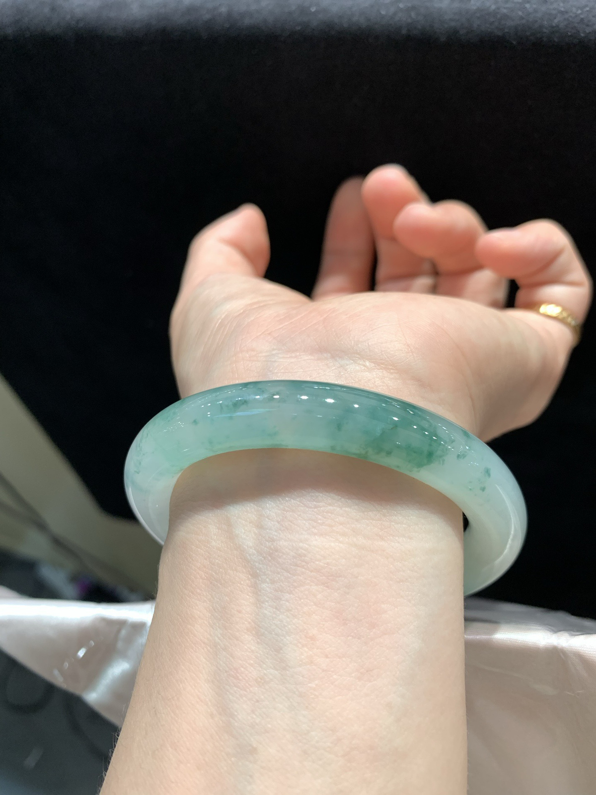 尺寸54.1/10.4，冰飘花圆条手镯
水润细腻 清新甜美