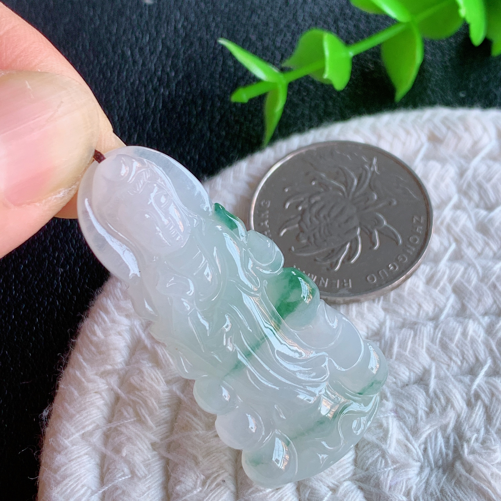 冰润精雕飘花观音吊坠，法相端庄大气，工艺精湛，种色浓郁，细腻饱满冰润，种老水足，收藏佳品，佩戴大气  W415.9 尺寸：44.5-21.8-6mm