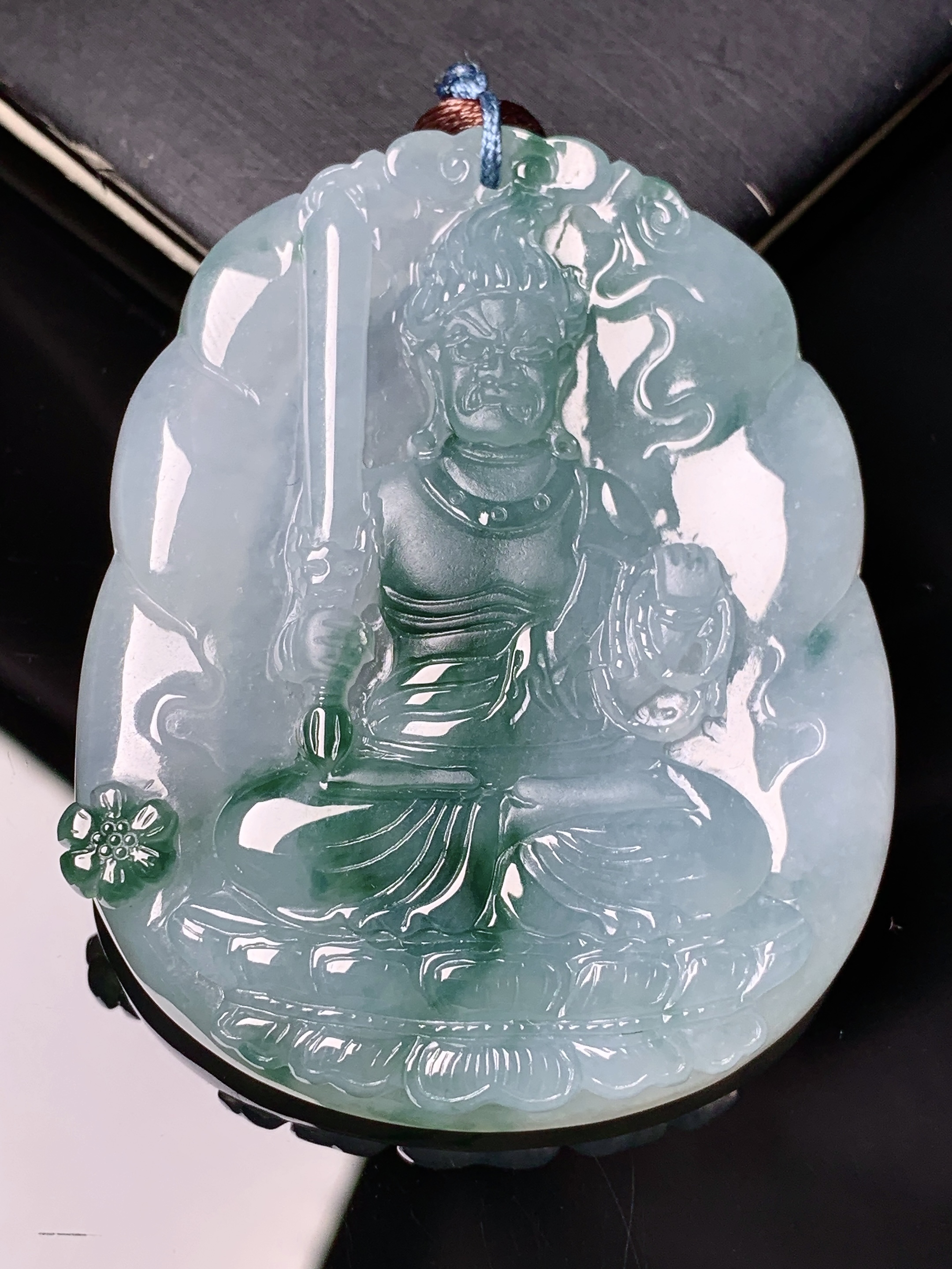 飘绿不动明王吊坠 玉质细腻 色泽艳丽清新 水润亮眼 整体尺寸55*43.8*6.5 b2