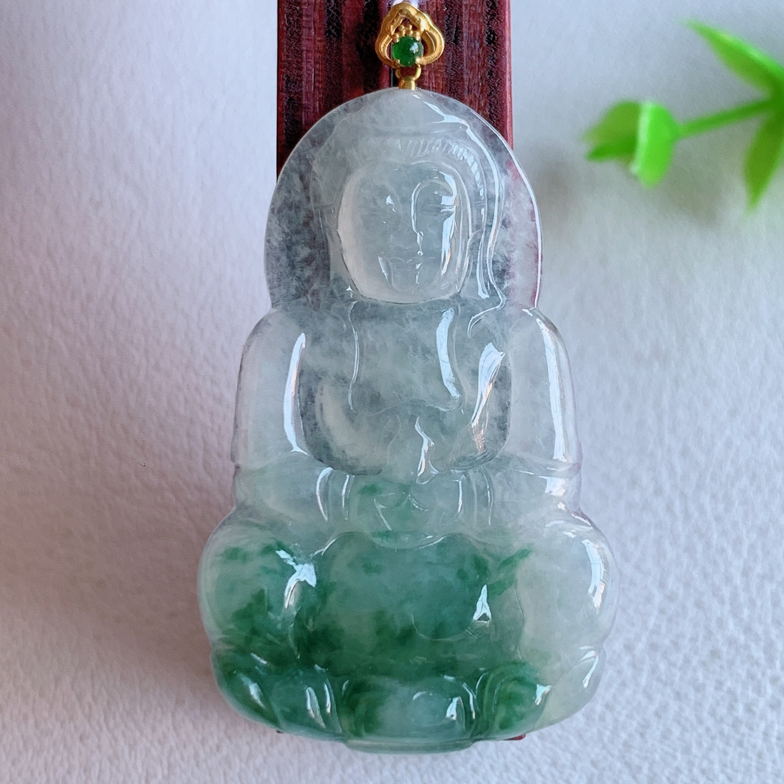18k金扣冰润精雕飘花观音吊坠，法相端庄大气，工艺精湛，种色浓郁，细腻饱满冰润，种老水足，收藏佳品，佩戴大气  W415.9  整体尺寸：43.5-24-3.6mm  裸石尺寸：38.5-24-3.6mm