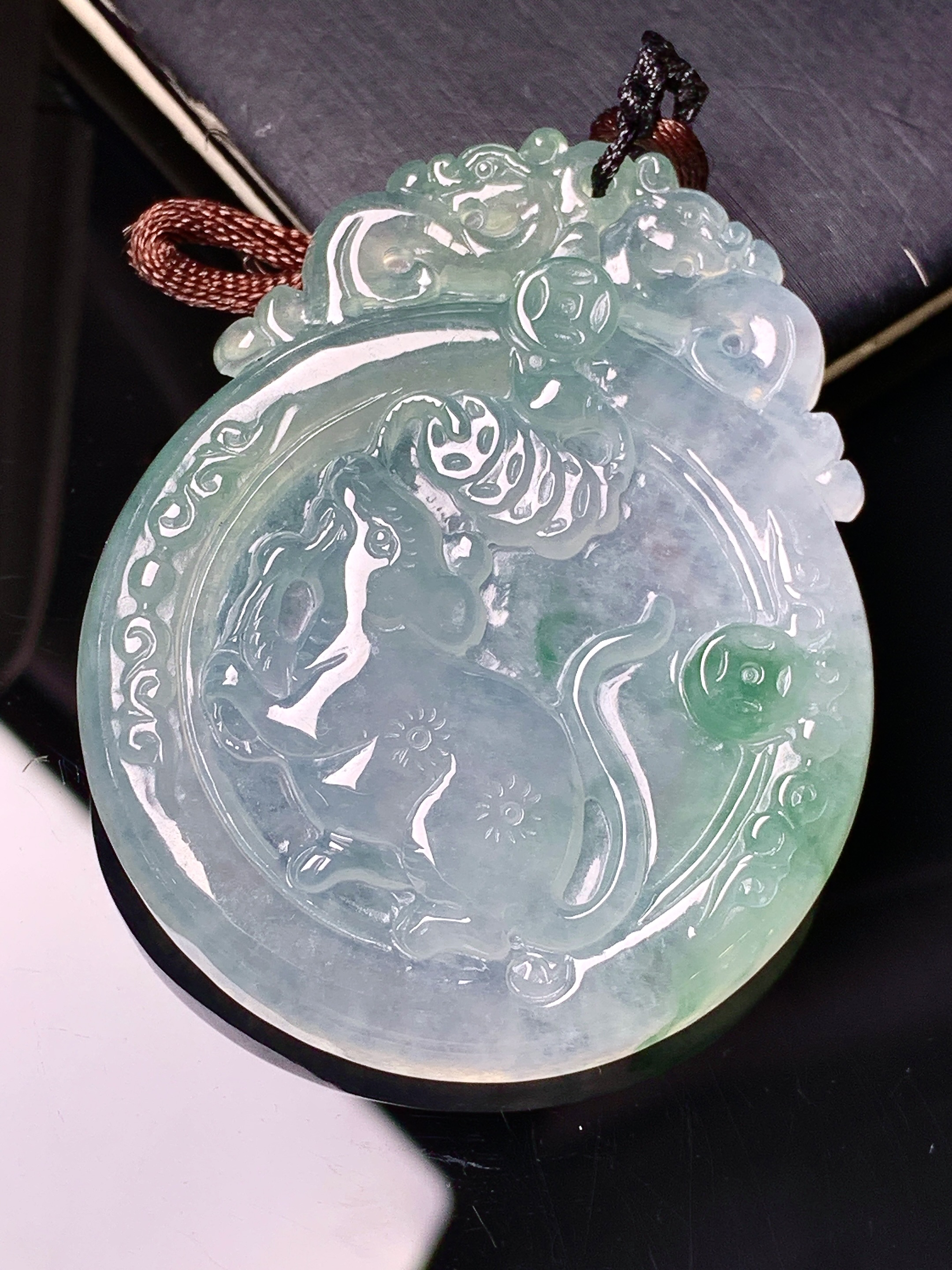 飘绿生肖鼠吊坠 玉质细腻 色泽艳丽清新 水润亮眼 整体尺寸49.8*40.2*5.5 b2