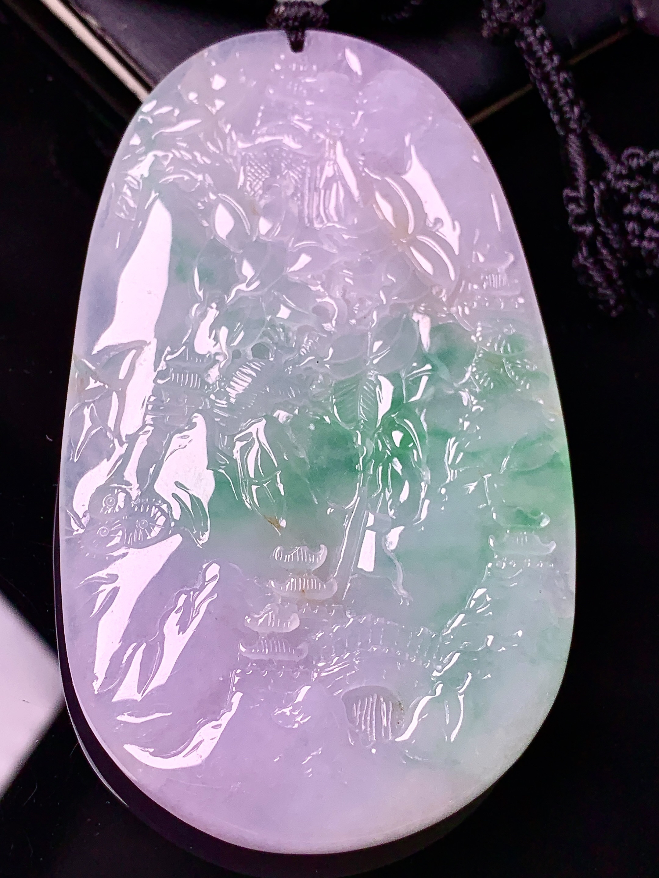淡紫罗兰飘绿观音菩萨吊坠 玉质细腻 色泽艳丽清新 水润亮眼 整体尺寸83*47.2*8.2 w1