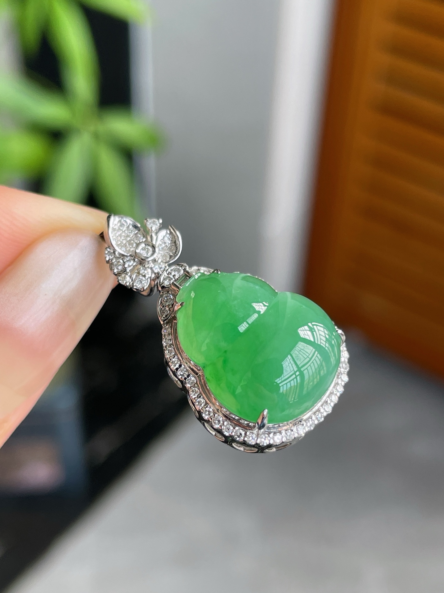 18k金钻镶冰阳绿葫芦吊坠 总29-16.5-11.8mm 裸石16.8-13.6-5.6mm S1