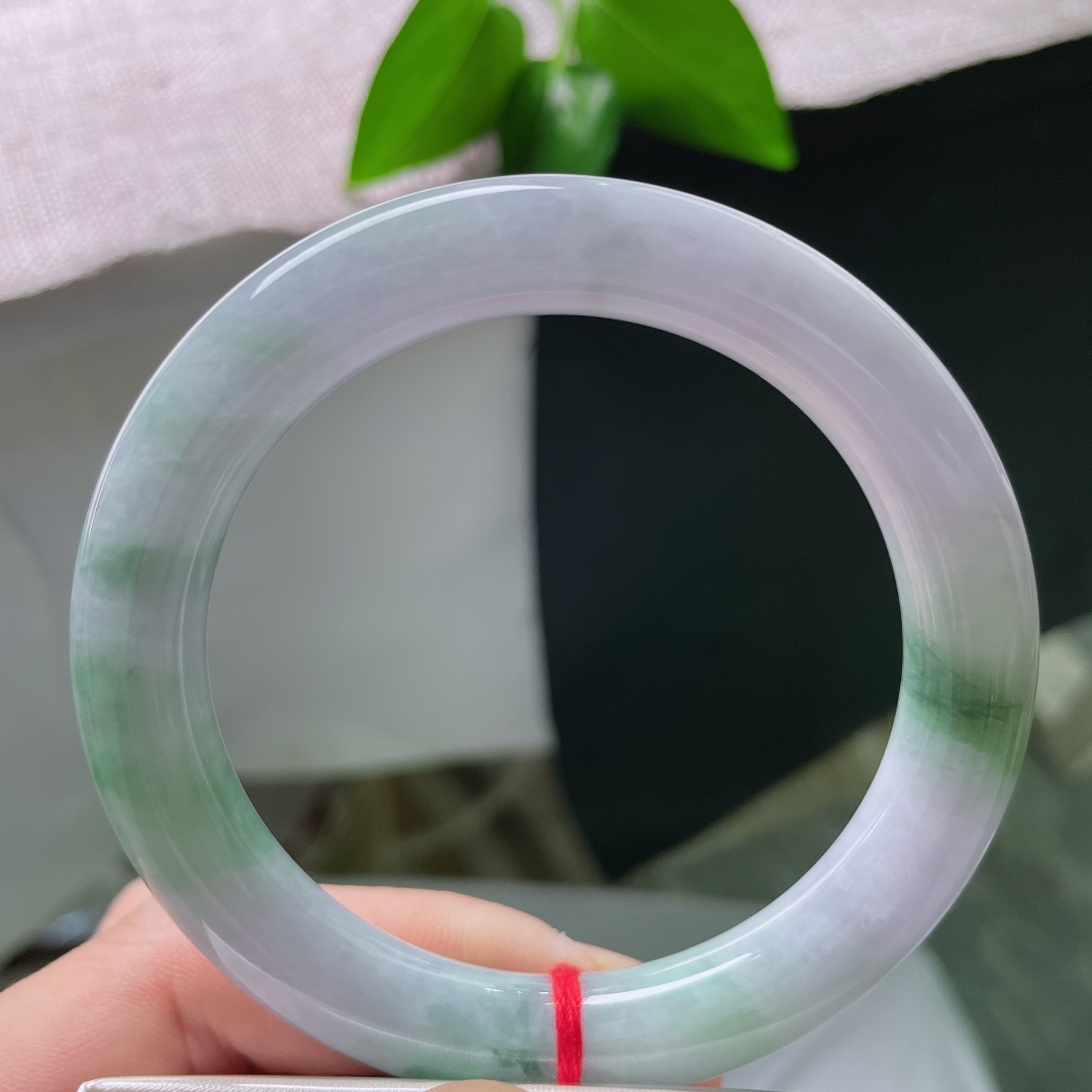 58.8/10.5，紫底飘花，横纹，玉质温润细腻，镯身带着淡淡的紫底，一缕缕鲜活绿花悠然晕染开来，上手自带温婉的氛围感，ss59447a