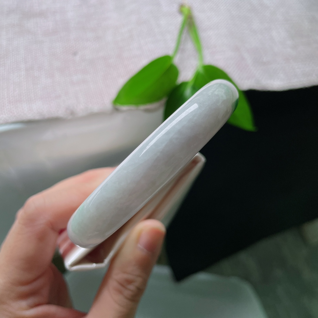 60.9/12.8/9，飘绿正圈，纹裂，白皙玉底，一抹鲜绿点缀其间，简约素雅不浮夸，清清淡淡，低调耐看。ss59516a