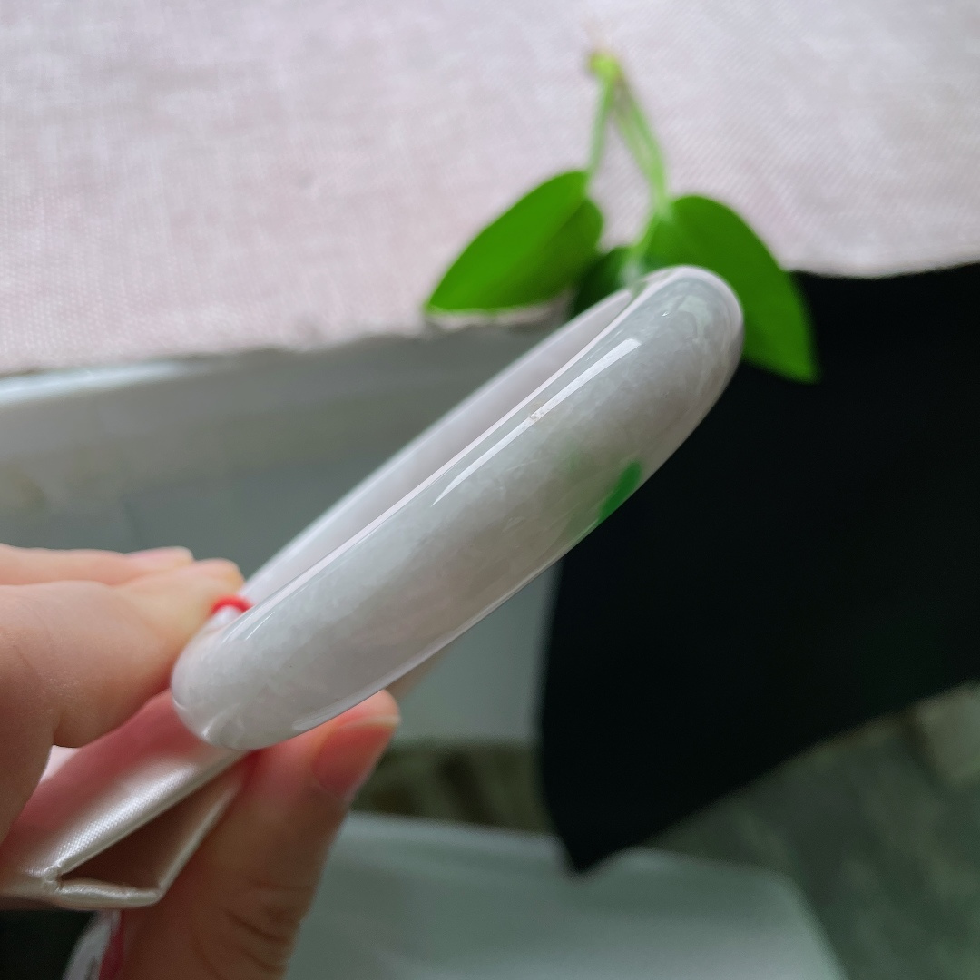 60.9/12.8/9，飘绿正圈，纹裂，白皙玉底，一抹鲜绿点缀其间，简约素雅不浮夸，清清淡淡，低调耐看。ss59516a