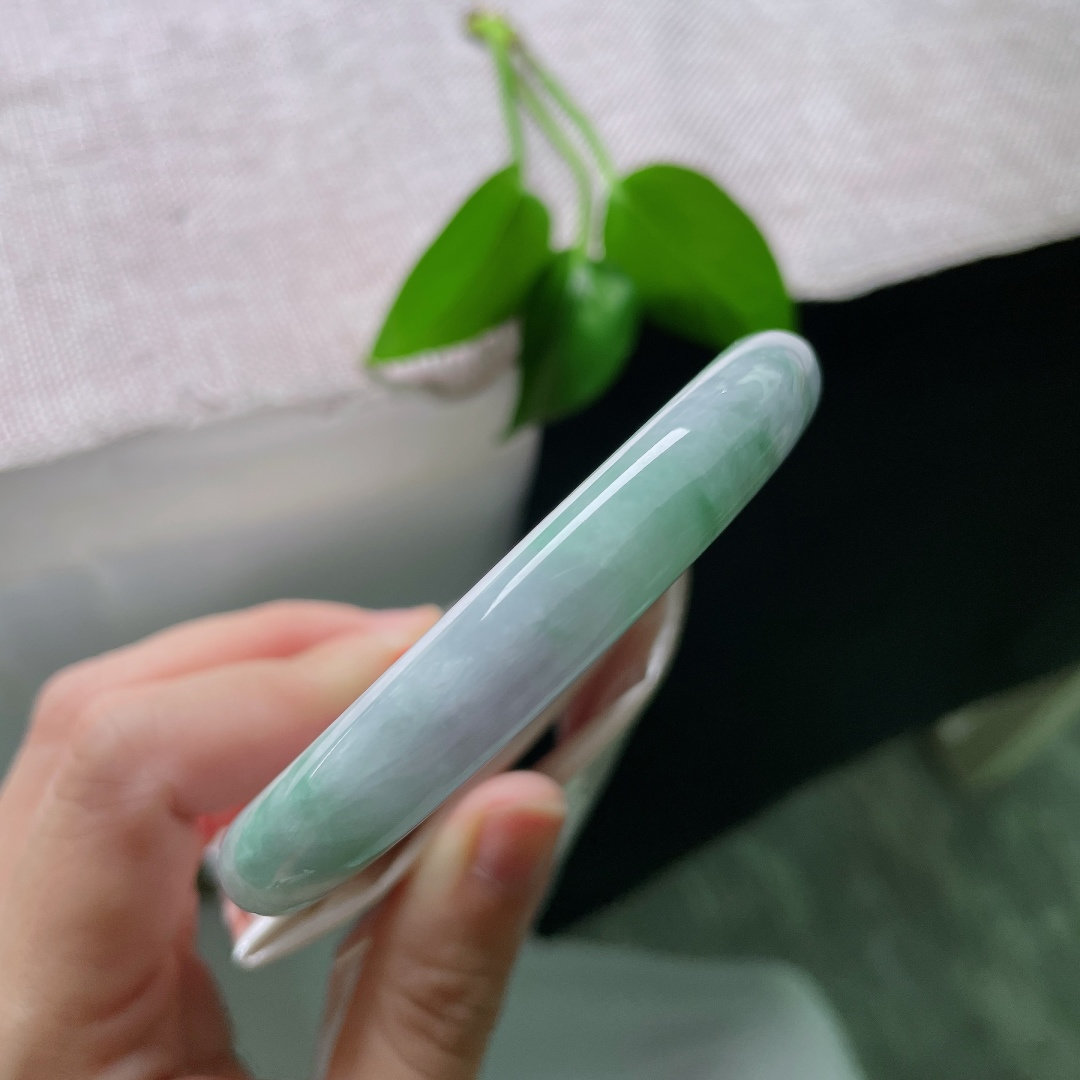 58.8/10.5，紫底飘花，横纹，玉质温润细腻，镯身带着淡淡的紫底，一缕缕鲜活绿花悠然晕染开来，上手自带温婉的氛围感，ss59447a