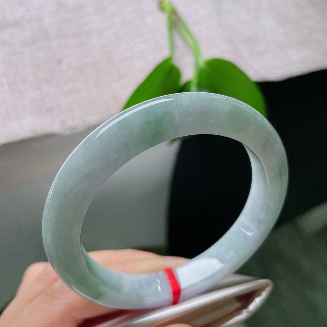 57.6/10.4/9.3，飘花正圈，竖纹，玉质细腻柔和，飘花随性自然不拥挤，清清爽爽，简约耐看，日常佩戴低调大方。ss59442a