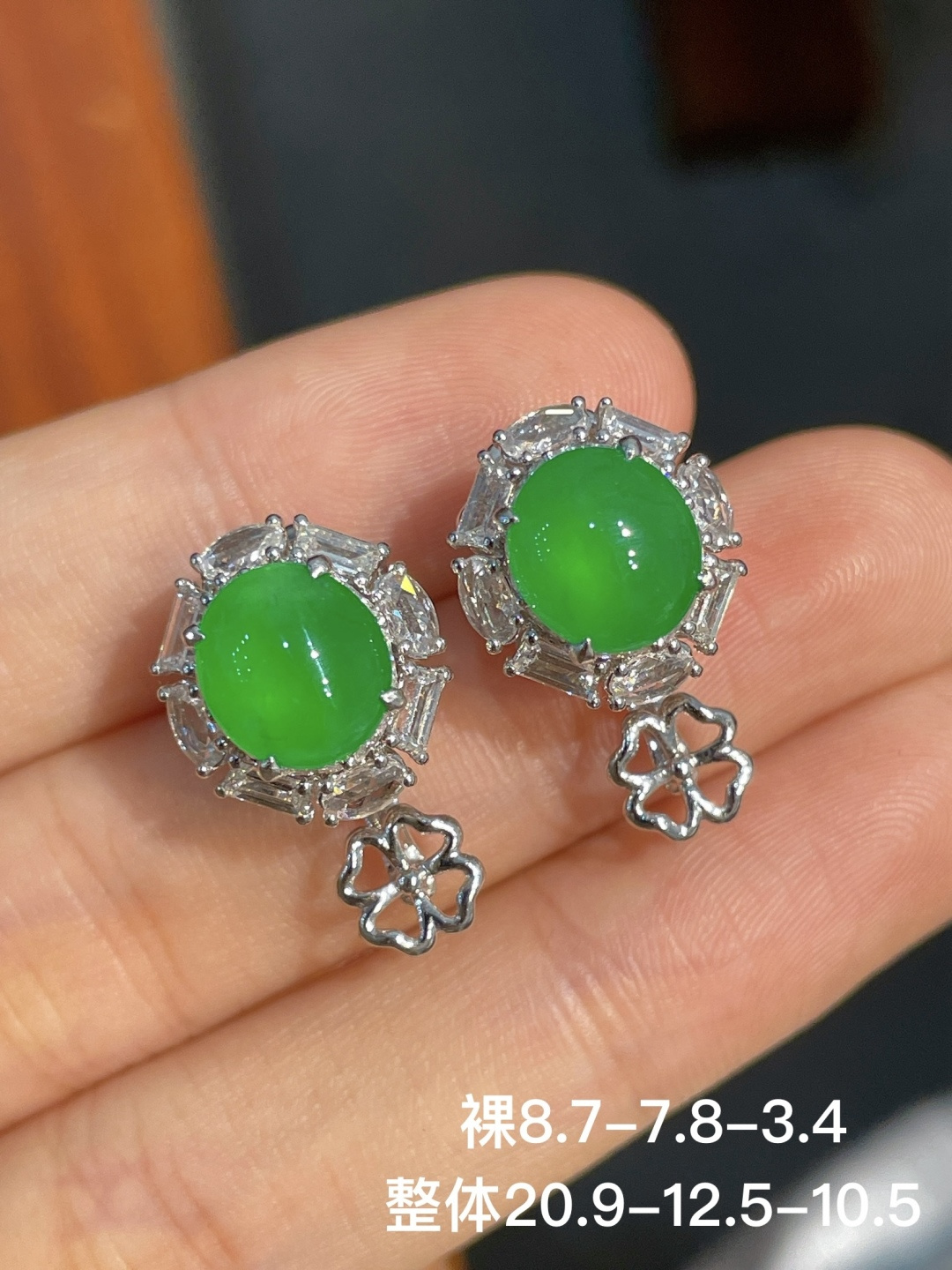 阳绿蛋面耳钉 无裂 18k金镶嵌 强烈推荐，8.7-7.8-3.4