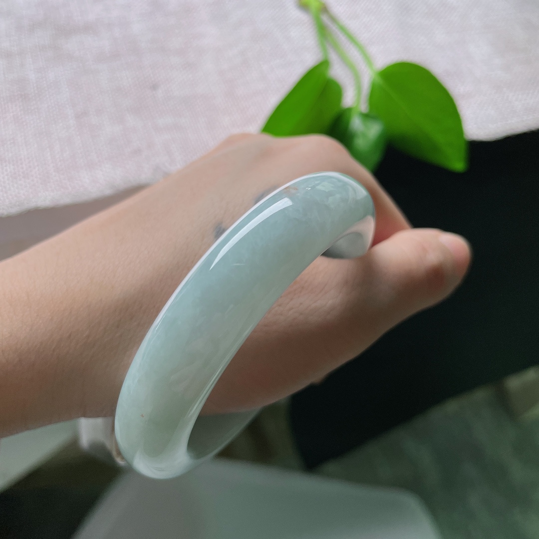 55.6/14/9.3，淡蓝底正圈，一点皮纹，玉质温润，简约大气，上手清冷秀气，自带江南烟雨般的氛围感。ss59466a