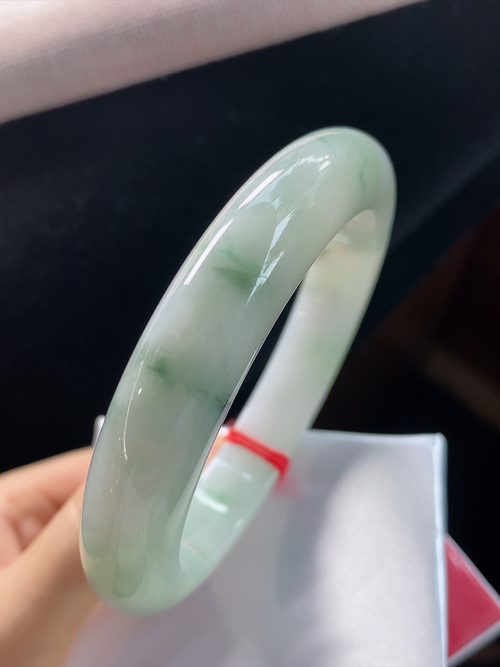 正圈底色飘花手镯，圈口尺寸60.7-12.6-9.9mm,10.10yb