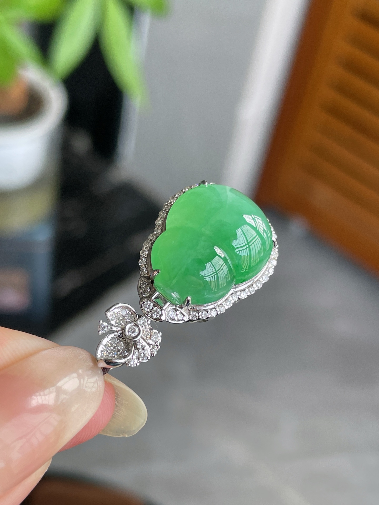 18k金钻镶冰阳绿葫芦吊坠 总29-16.5-11.8mm 裸石16.8-13.6-5.6mm S16，29-16.5-11.8