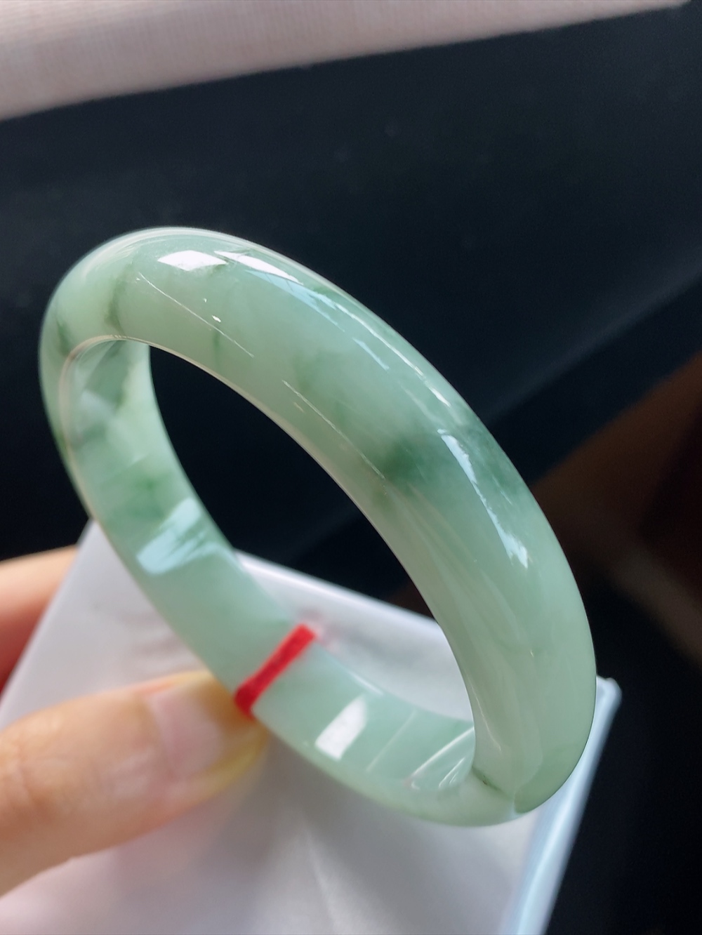 正圈底色飘花手镯，圈口尺寸54.7-12-8.4mm,10.10yb