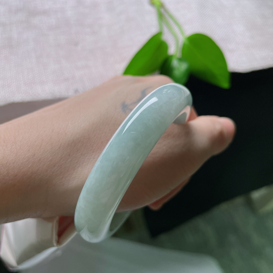 52.8/12.3/8.6，淡蓝底正圈，皮纹，玉质细腻温润干净素雅，上手清冷柔和，自带安静恬淡的气质。ss59470a