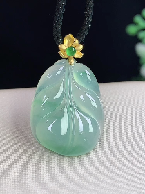 18k金镶冰飘花树叶，无裂，尺寸19.3-15.4-3.6mm，S10dk88