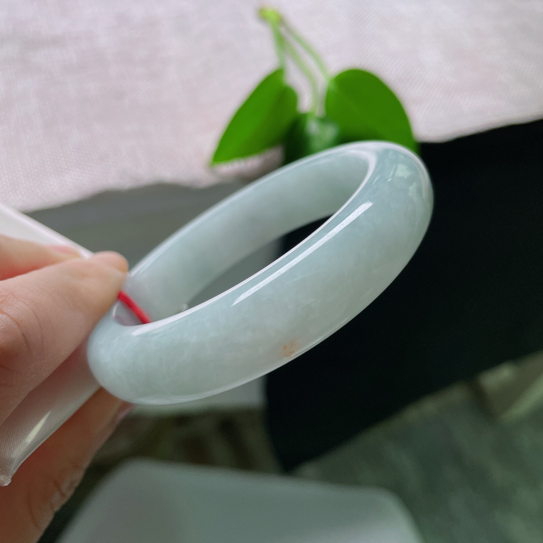 55.6/14/9.3，淡蓝底正圈，一点皮纹，玉质温润，简约大气，上手清冷秀气，自带江南烟雨般的氛围感。ss59466a