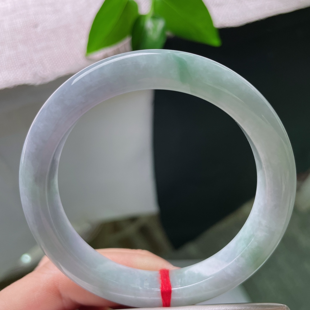 57.6/10.4/9.3，飘花正圈，竖纹，玉质细腻柔和，飘花随性自然不拥挤，清清爽爽，简约耐看，日常佩戴低调大方。ss59442a