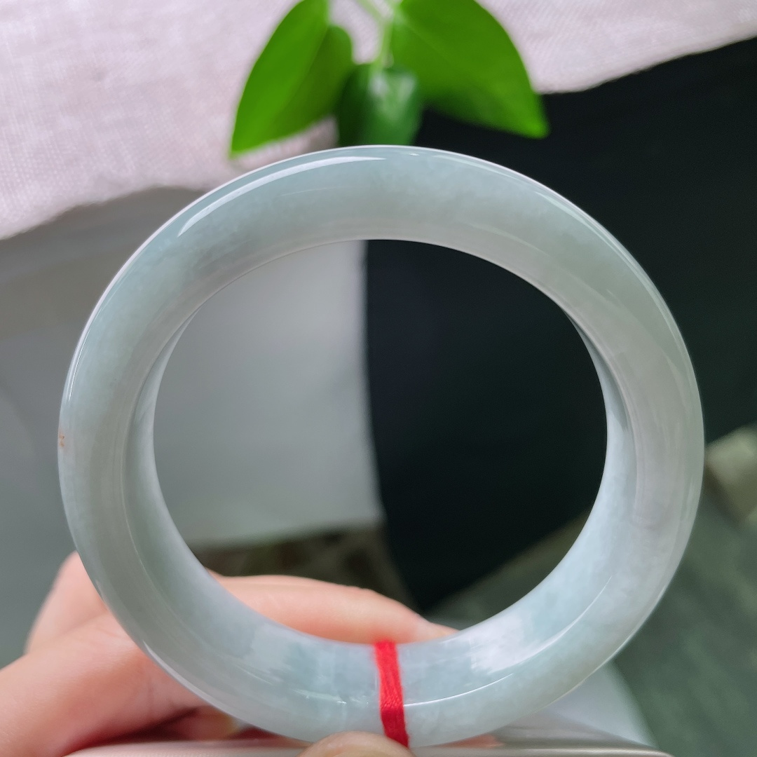 55.6/14/9.3，淡蓝底正圈，一点皮纹，玉质温润，简约大气，上手清冷秀气，自带江南烟雨般的氛围感。ss59466a